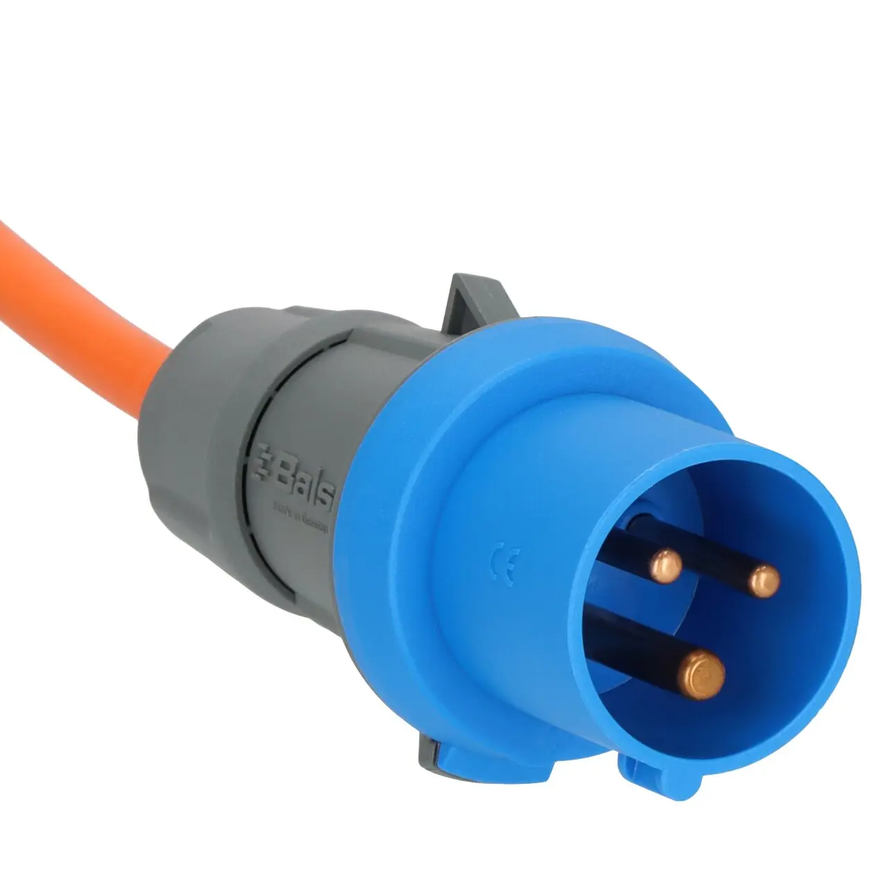 Nahaufnahme eines blauen dreipoligen Camping-CEE-Steckers mit drei Kupferstiften, orange Kabel und grauem Gehäuse
