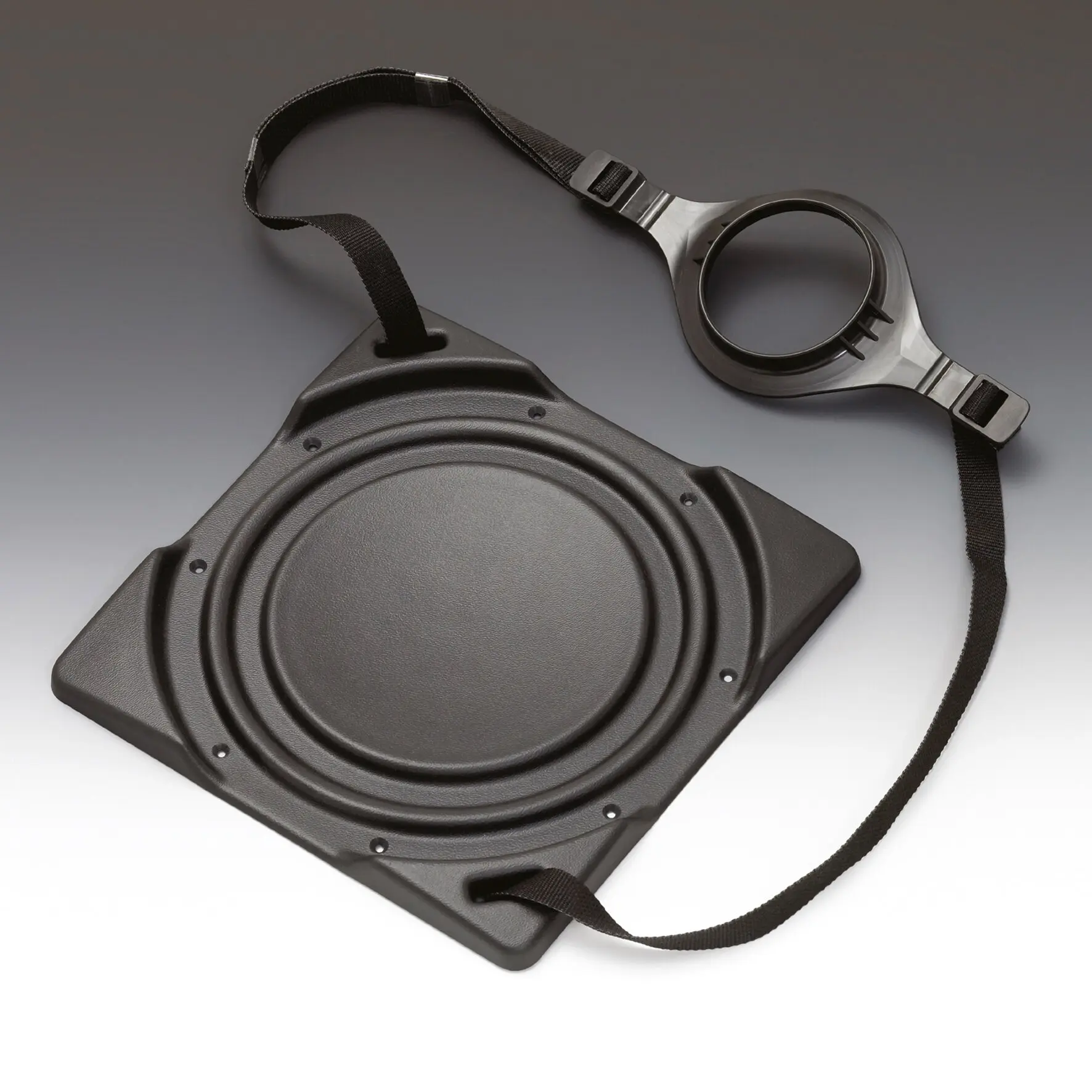Schwarzer Gasflaschenhalter mit flacher, quadratischer Basis und rundem Halterring, verstellbare Tragegurte, geeignet für 5–11 kg Flaschen