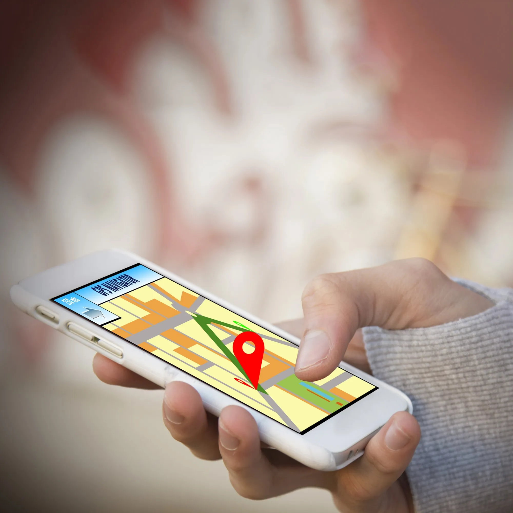 Person hält ein Smartphone mit Kartenansicht, Standortmarkierung und Anzeige „GPS Tracking“ zur Ortung der Alarmanlage Pro-finder