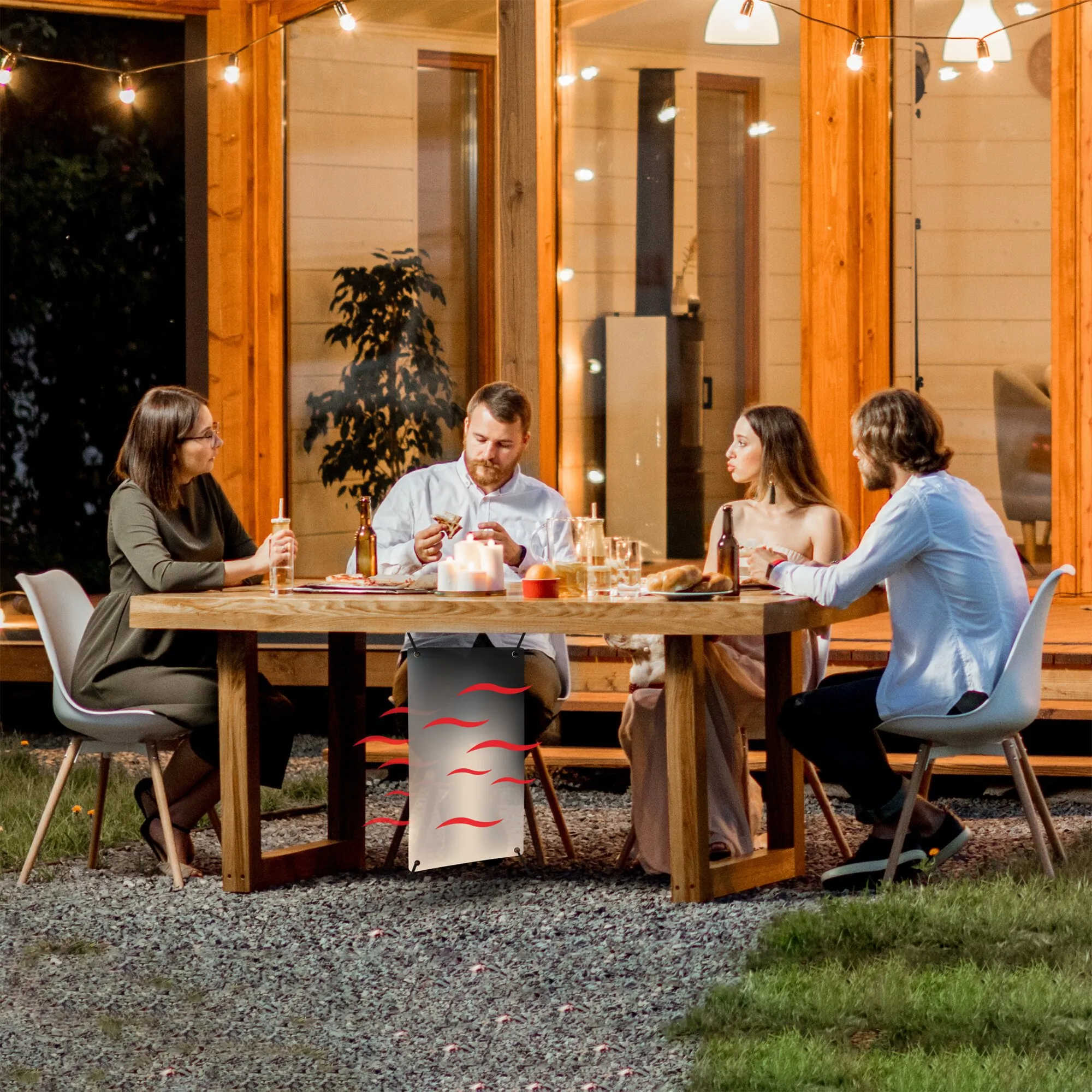 Vier Personen sitzen abends beim Essen im Freien; eine Infrarotheizmatte Area Pro flex camp wärmt unter dem Tischgerichte.