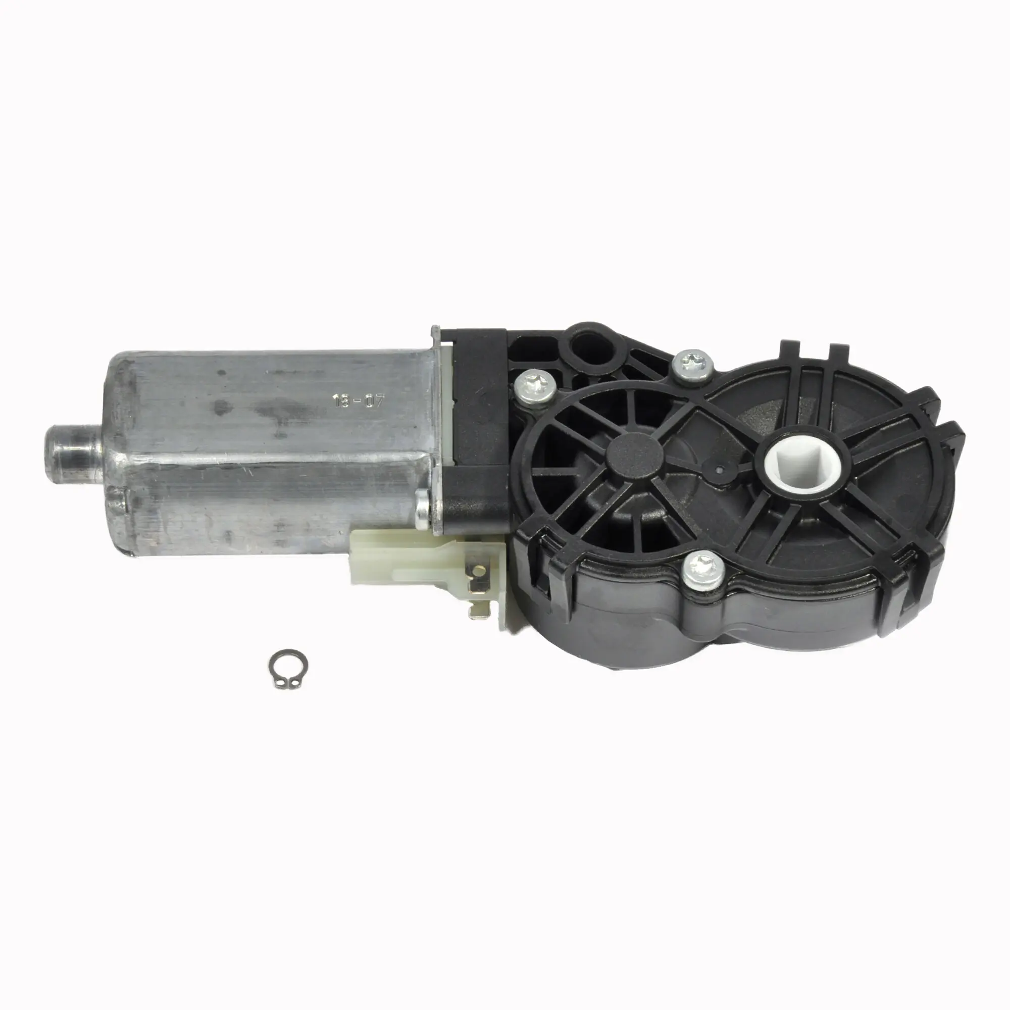 Seitliche Nahaufnahme eines Motors mit Metallgehäuse links und schwarzer Getriebeabdeckung, sichtbare Schrauben, Welle rechts und kleiner Sicherungsring unten