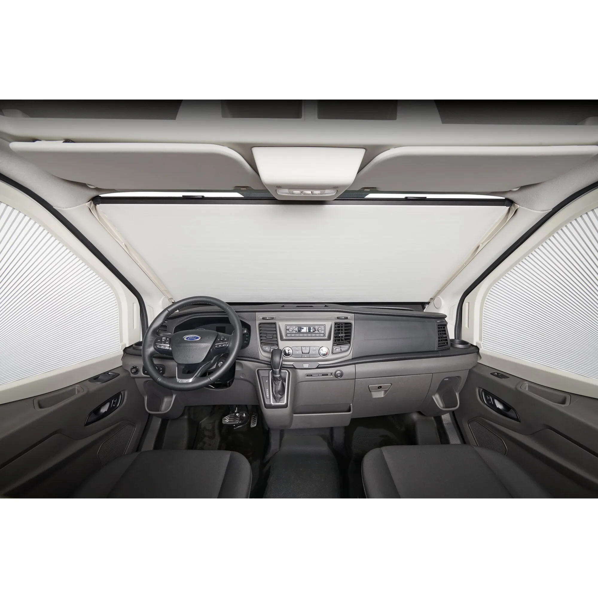 Innenansicht eines Ford Transit V363 mit geschlossenem Verdunkelungssystem an Front- und Seitenscheiben im Fahrerhaus