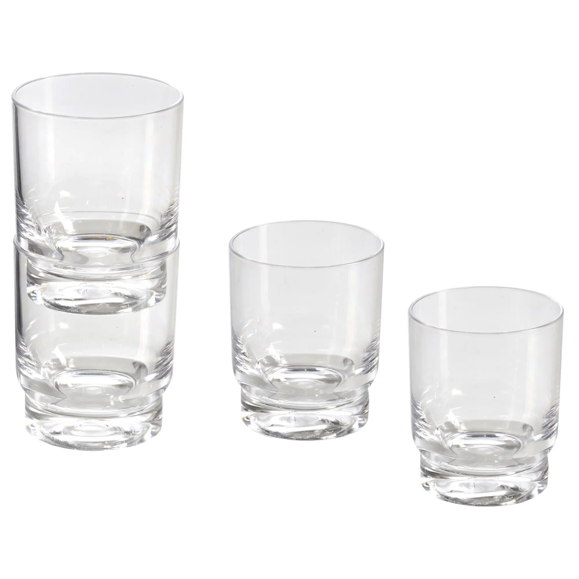 Mehrere klare Trinkgläser aus Glas mit dickem Boden stehen eng beieinander vor weißem Hintergrund