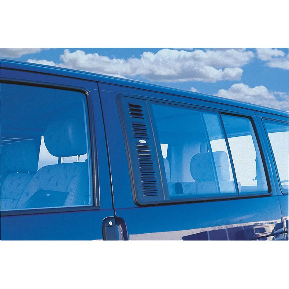 Blaues Lüftungsgitter Airvent 2 rechts an der Seitenwand eines Kleinbusses, neben dem hinteren Seitenfenster