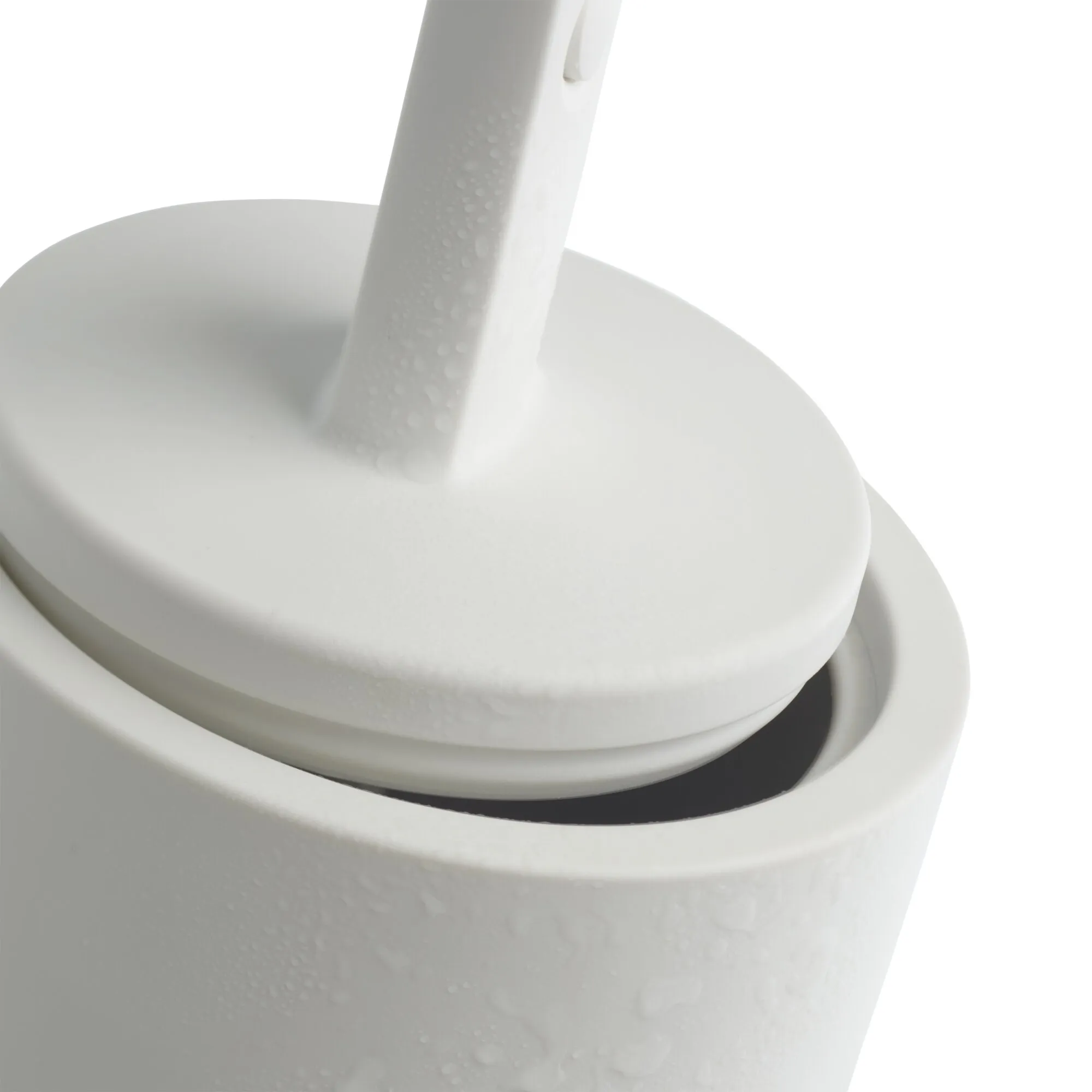 Detailaufnahme der weißen Toilettenbürste Brush & Stow im ovalen Behälter mit strukturiertem Griff