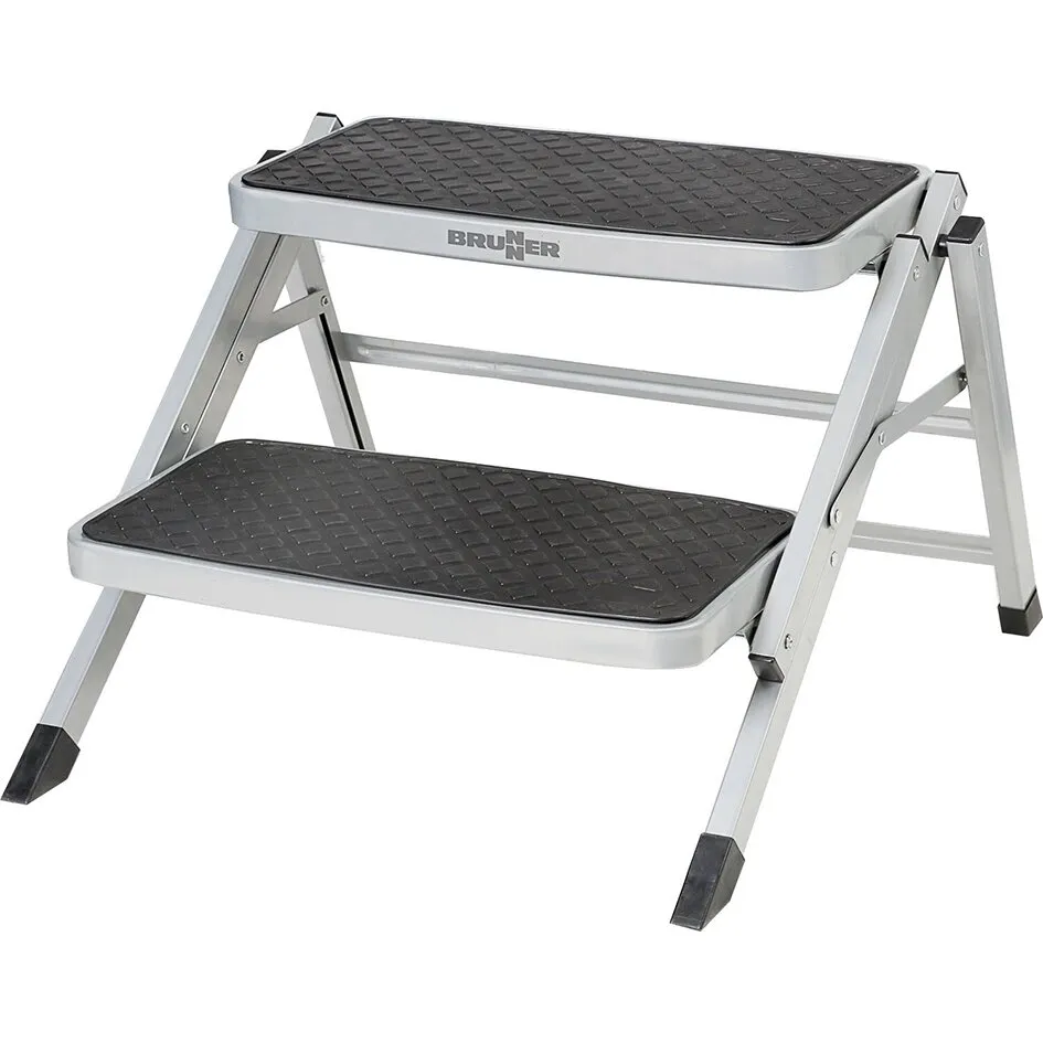 Doppeltrittstufe Ruckstep XL von Brunner aus Aluminium mit zwei rutschfesten schwarzen Trittflächen und Standfüßen