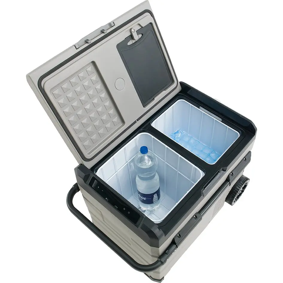 Aufgeklappte Kühlbox Outwell Arctic Frost 45 l, zwei Innenfächer: links Wasserflasche, rechts blaues Kühlpaket, beige Gehäuse mit schwarzer Kante