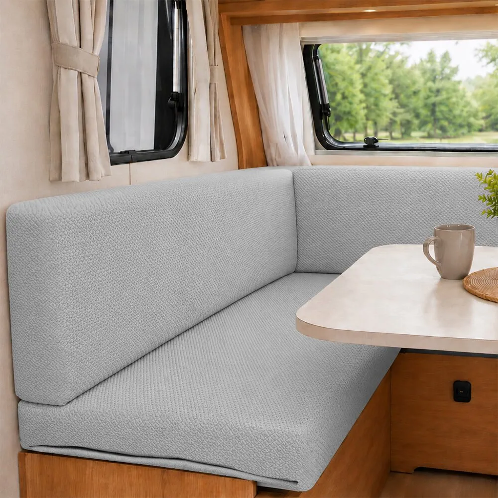 Grauer Polsterschlauch FlexiCover 5 m auf Sitzpolstern im Wohnwagen mit Tisch und Tasse