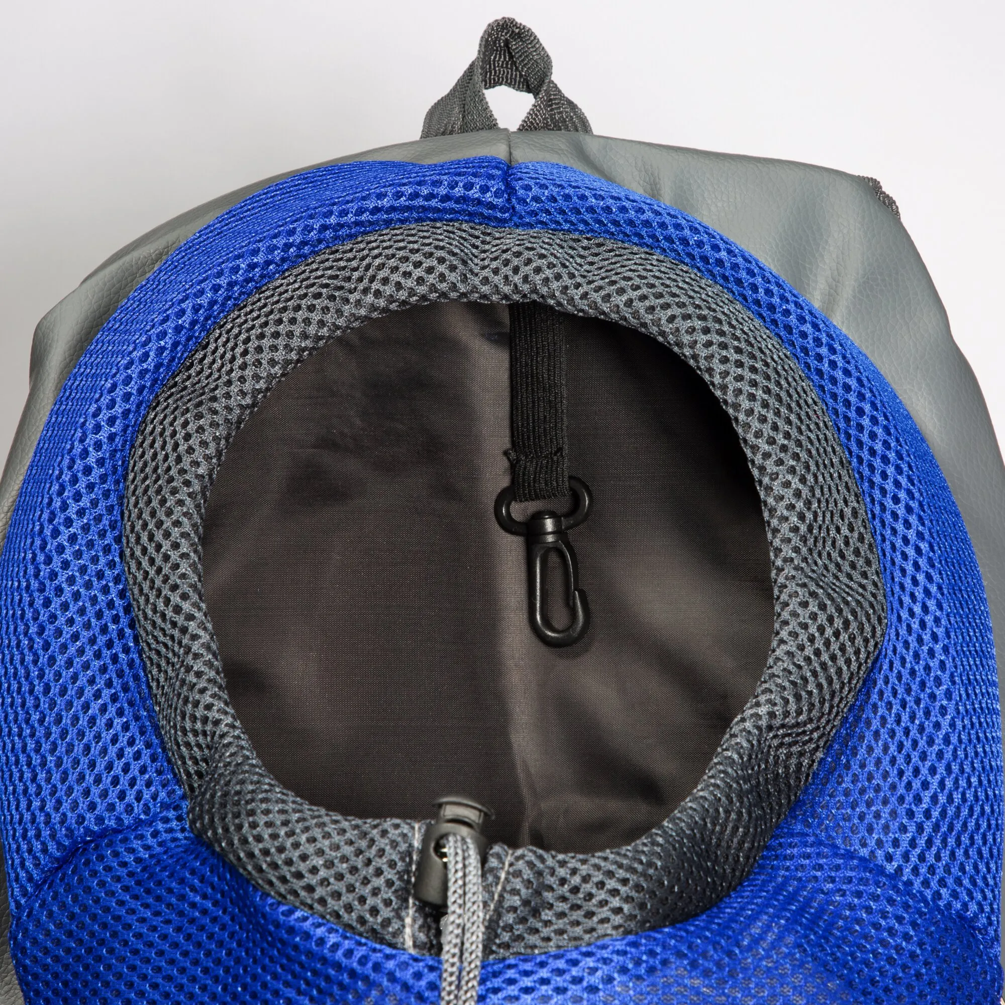 Detailaufnahme des geöffneten Hunde-Rucksacks mit blauem Netzgewebe, gepolstertem Innenrand und schwarzem Sicherungskarabiner