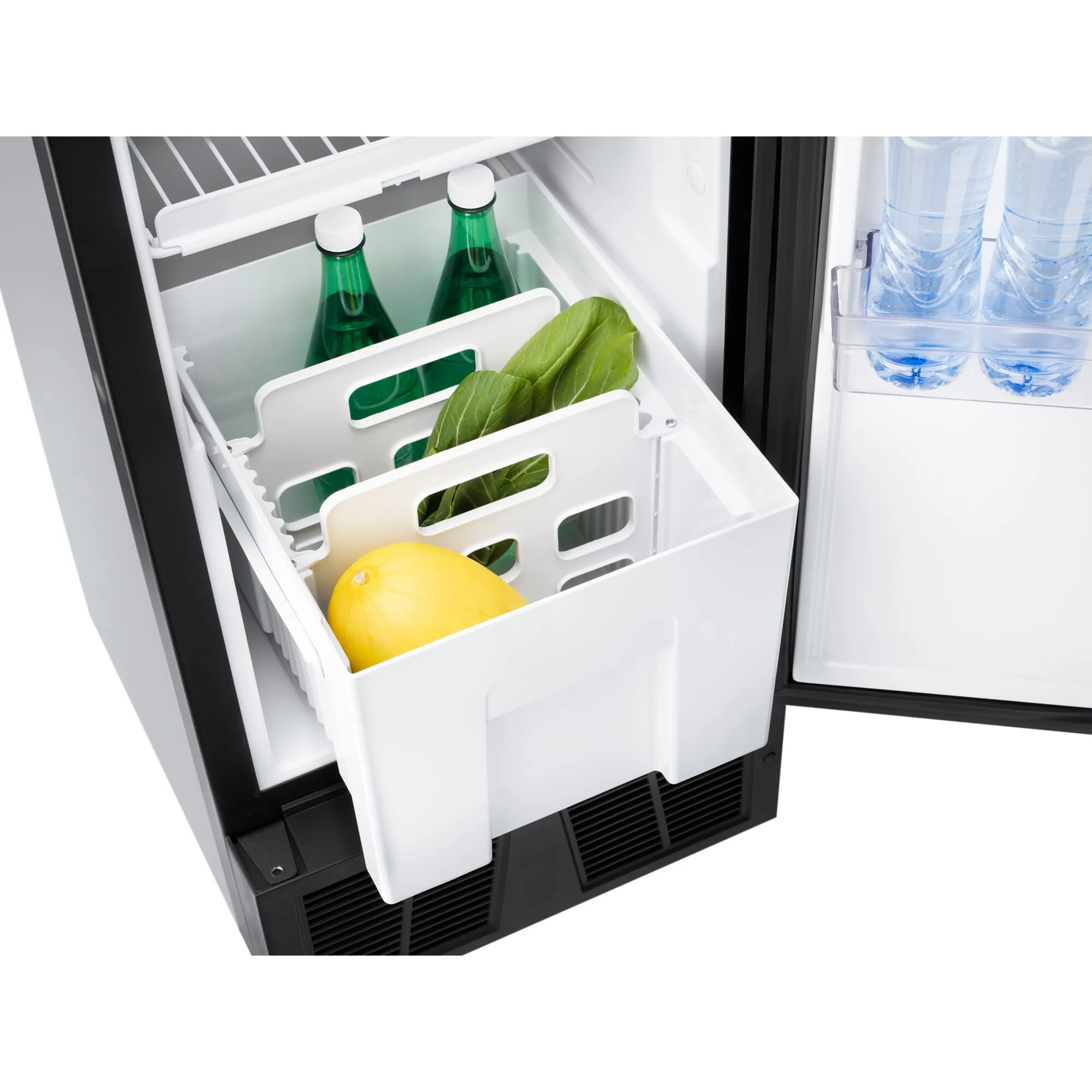 Geöffneter Kühlschrank T2138 mit herausnehmbaren Körben, zwei grünen Flaschen, Salatblättern, Zitrone und Wasserflaschen in der Tür