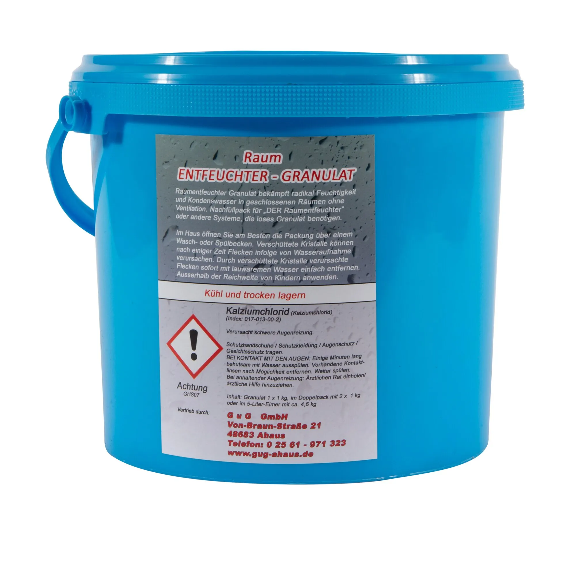 Blauer 5-Liter-Eimer mit Deckel und Tragegriff, beschriftet als Raum-Entfeuchter-Granulat aus Kalziumchlorid, Inhalt etwa 4,6 kg