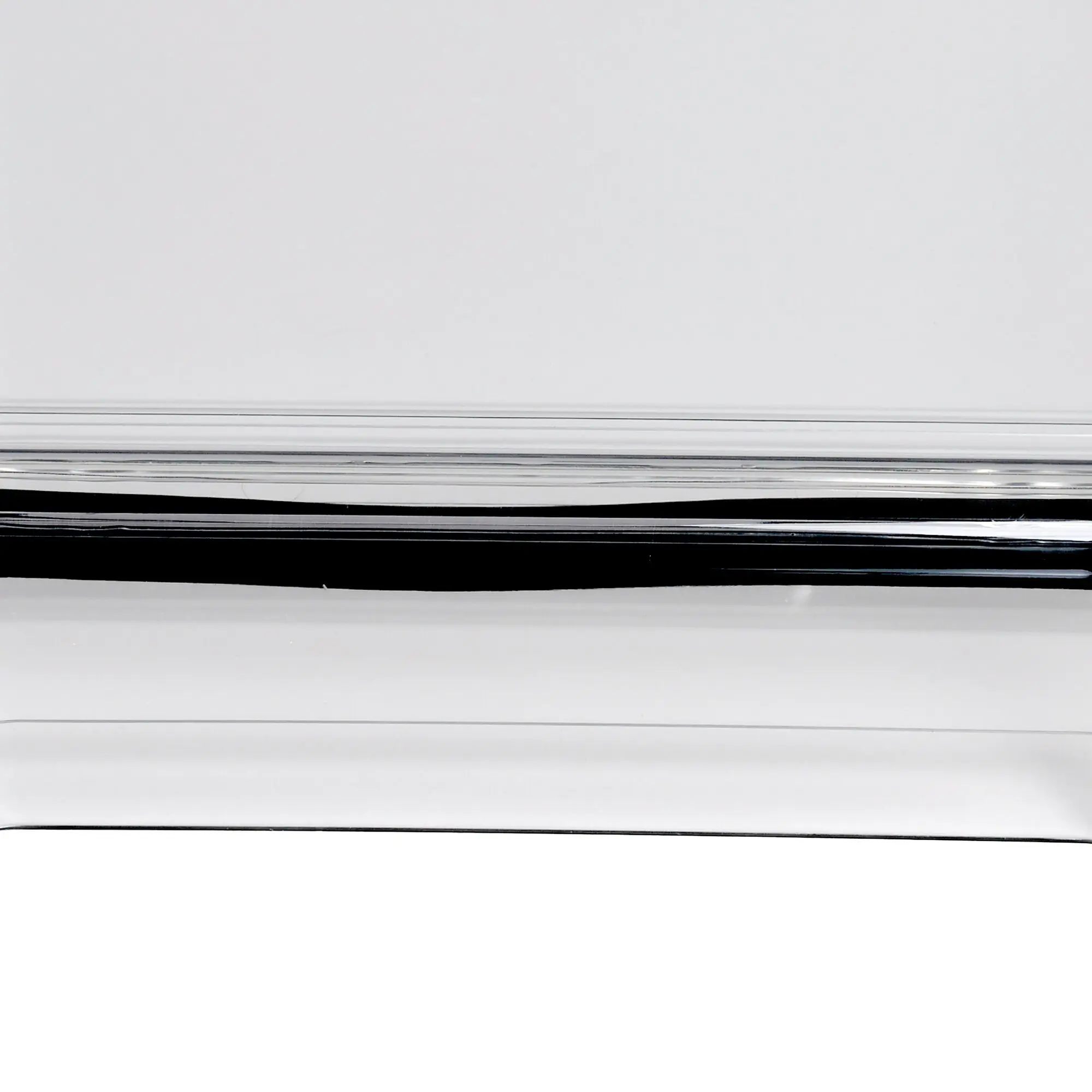 Weiße Fläche mit mehreren parallelen, glänzenden Metallleisten am unteren Randbereich