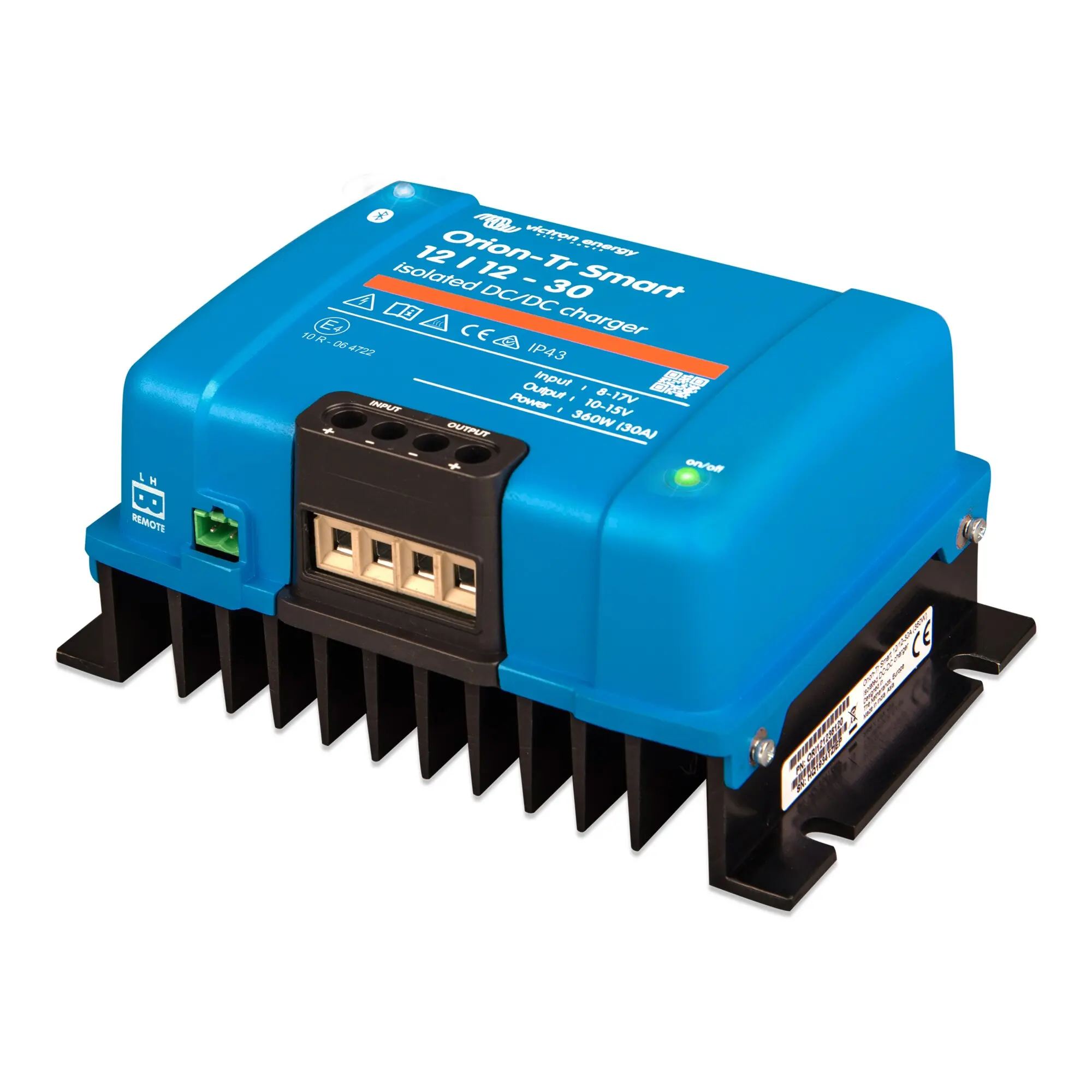 Blaue Orion-Tr Smart DC/DC Ladebooster-Einheit mit Kühlrippen unten, vorderer Anschlussblock und grün leuchtender Status-LED