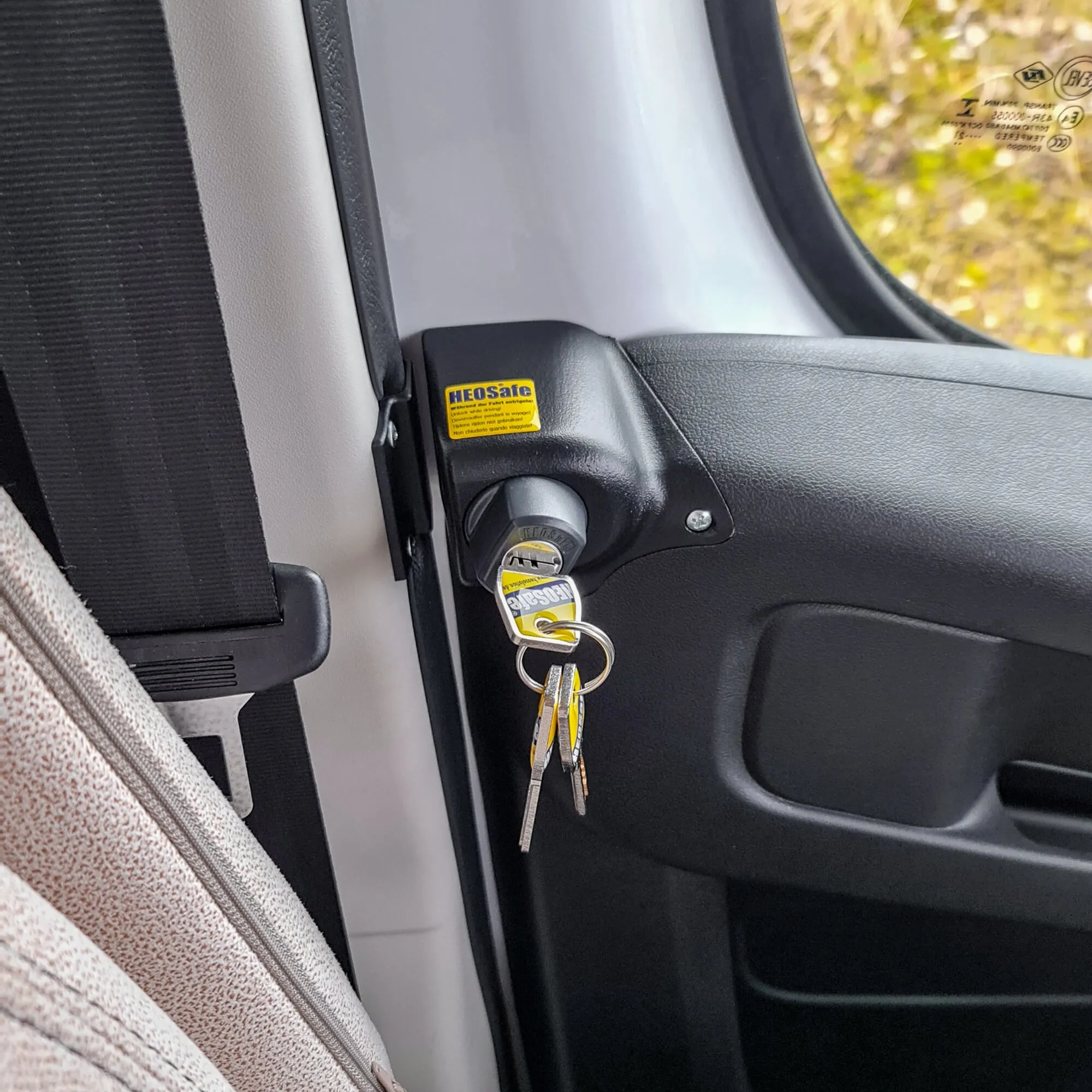 Schwarzes Diebstahlschutzschloss mit Schlüssel an der Fahrerhaustür eines Fiat Ducato X290bels