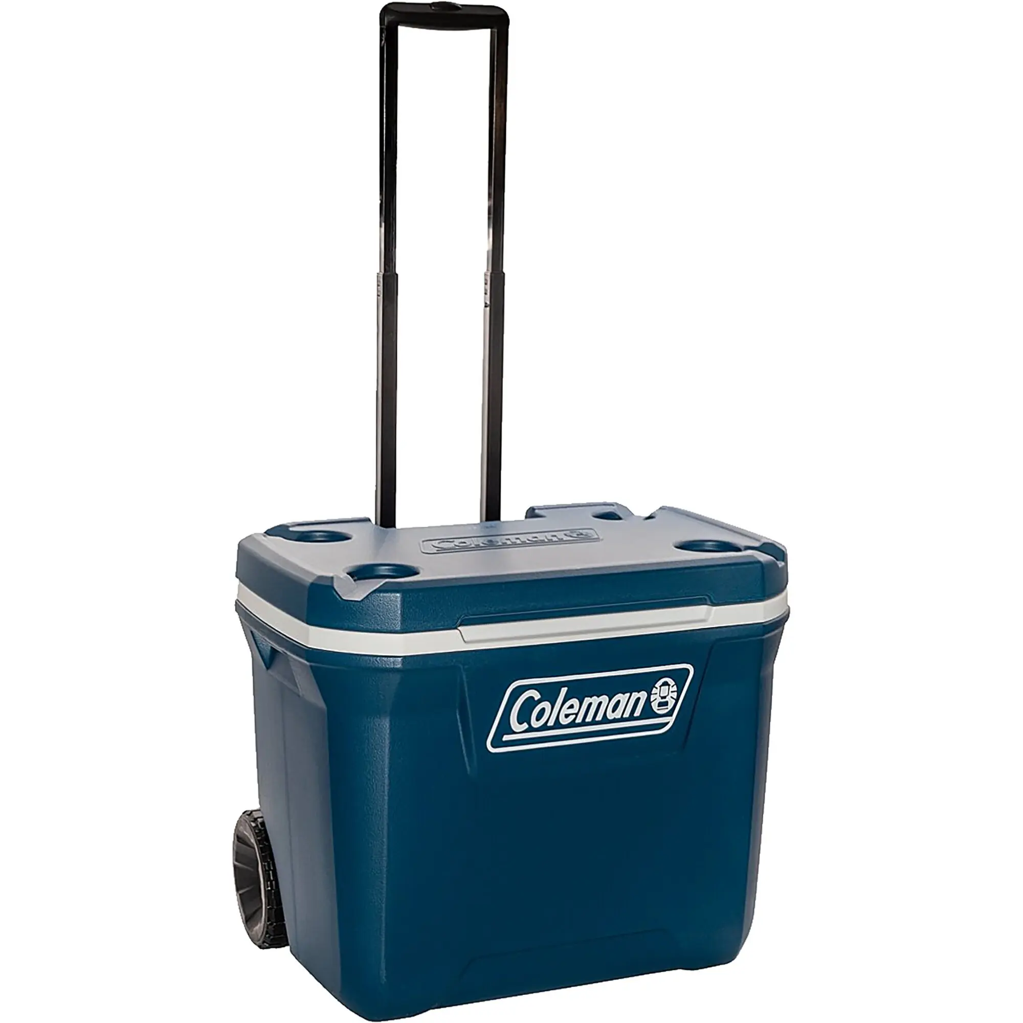 Eine tragbare Kühlbox mit zwei ausziehbaren Griffen, dunkelblauer Korpus, hellgrauer Deckel, Coleman-Logo an der Seite und Rädern unten
