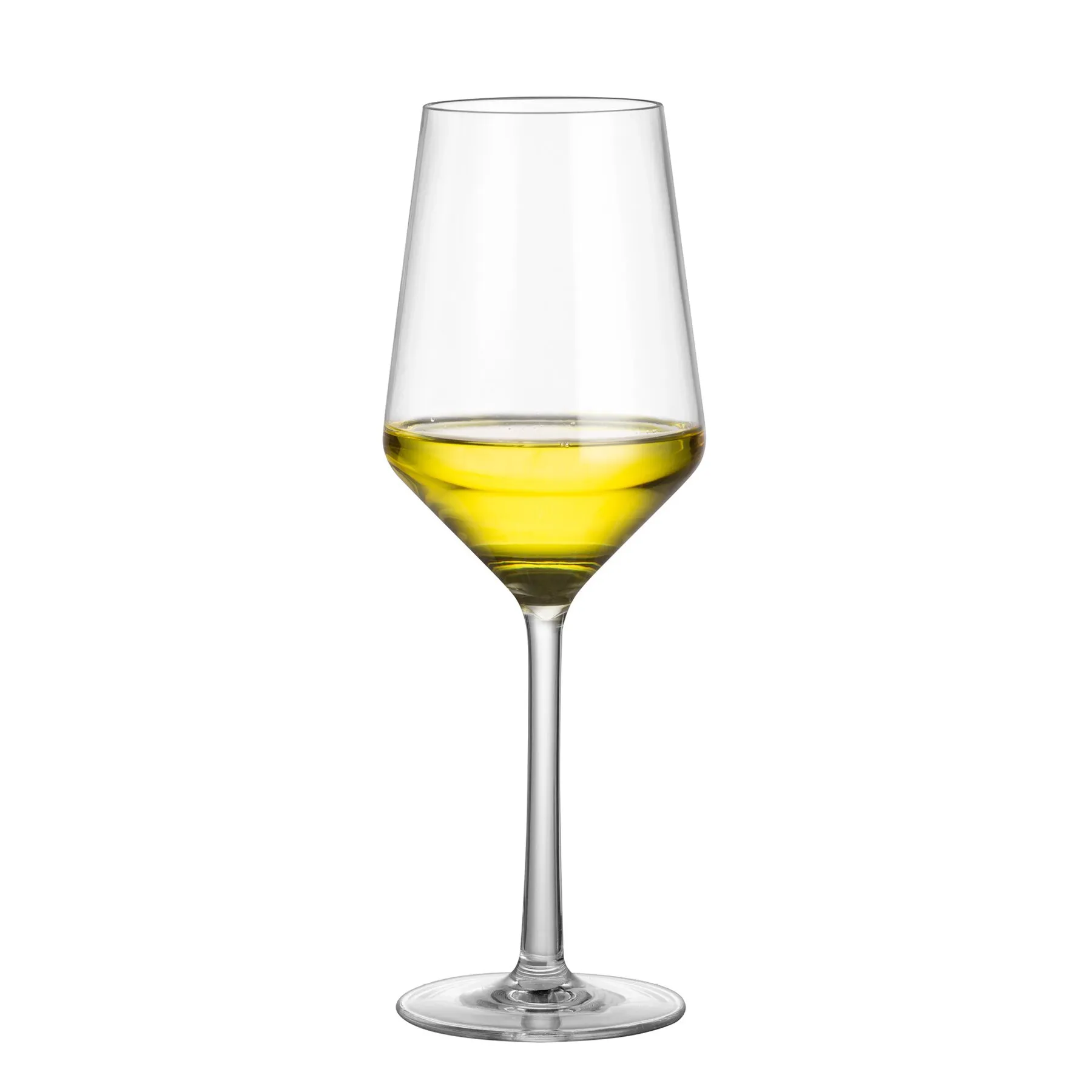 Riserva Weißweinglas aus klarem Glas mit langem Stiel und gelbem Weißwein vor weißem Hintergrund