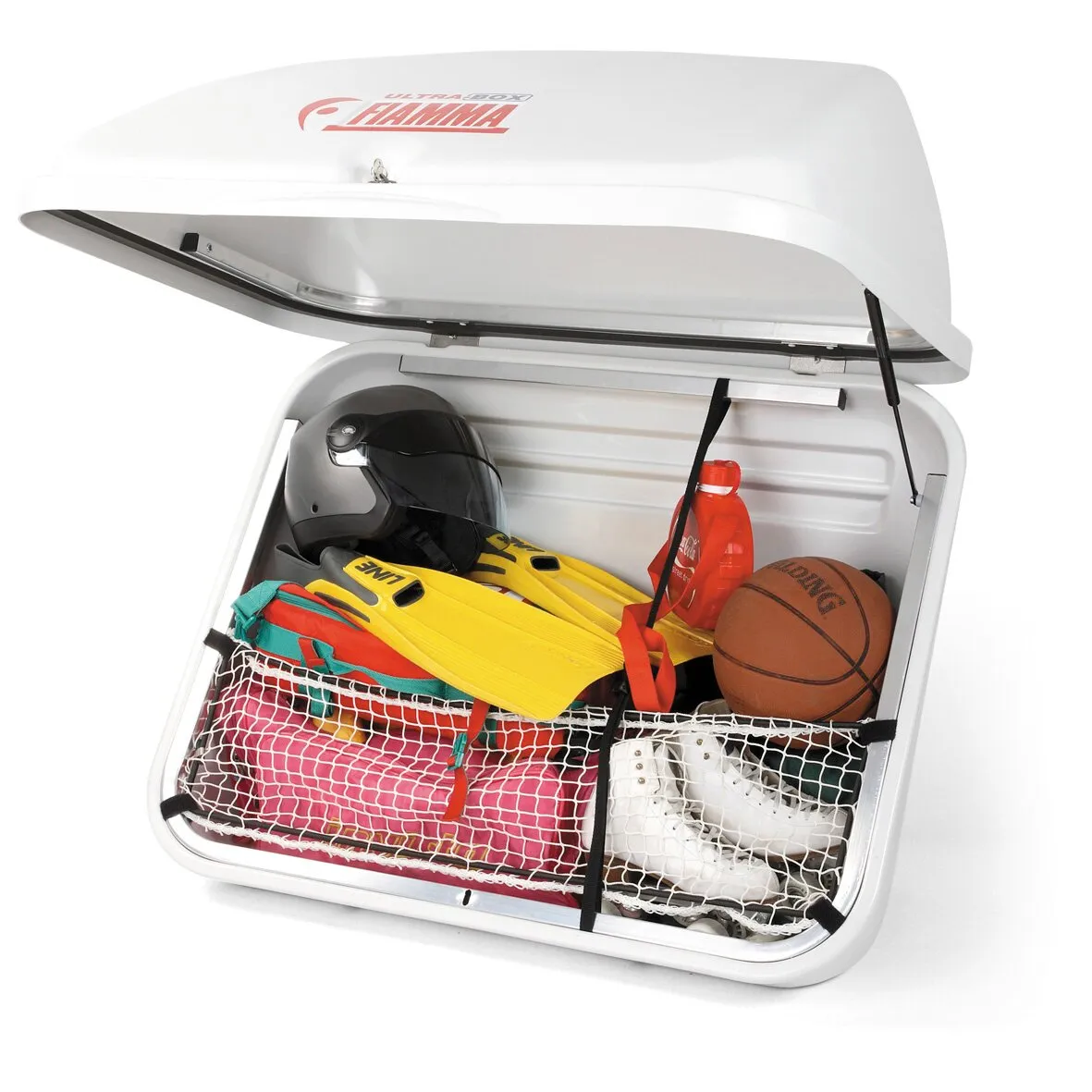 Weiße Heckbox Ultra-Box 320 mit geöffnetem Deckel, gefüllt mit Schwimmflossen, Helm, Basketball, Getränkeflasche und Gepäcknetz