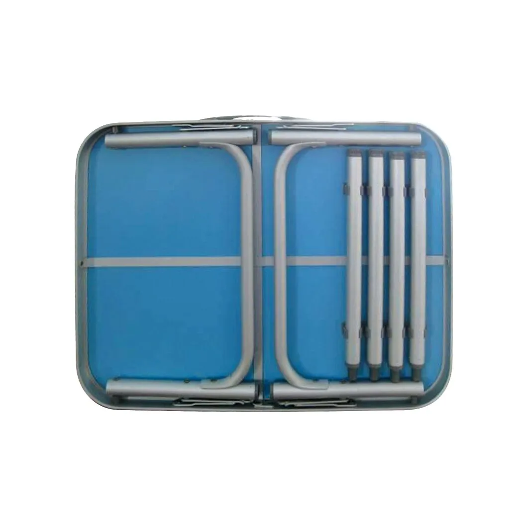 Zusammengeklappter blauer Campingtisch Santé mit silbernem Aluminiumrahmen und vier platzsparend verstauten Tischbeinen