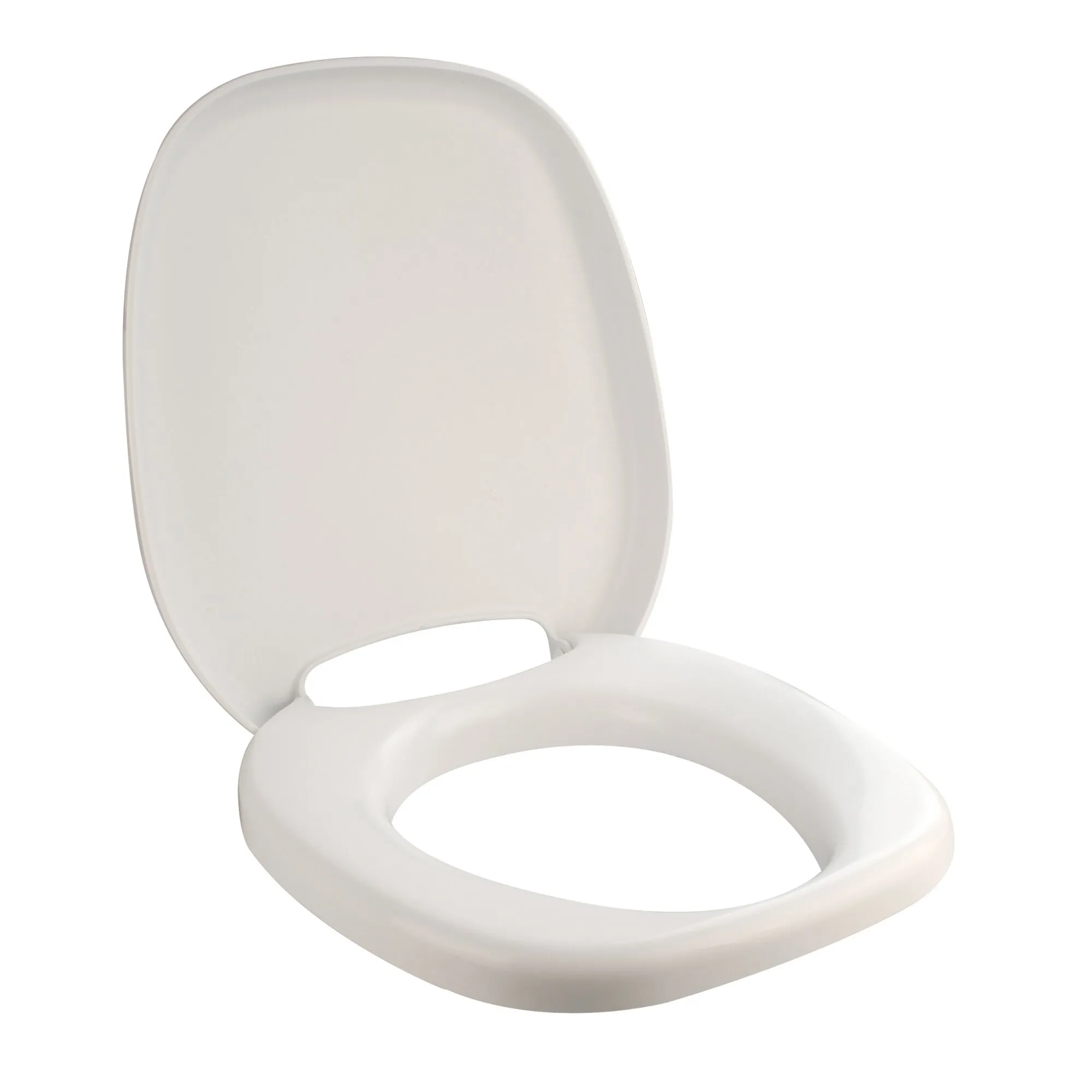 Weißer Toilettensitz mit ovaler Öffnung und hochgeklapptem Deckel vor weißem Hintergrund