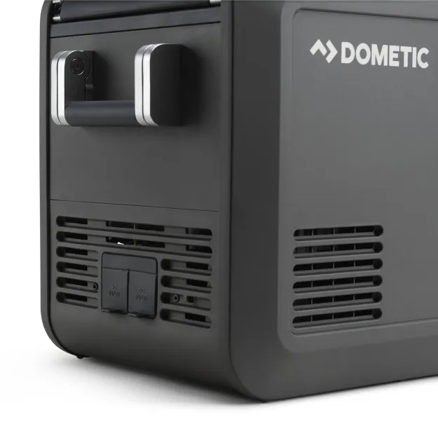 Dunkelgraue Dometic Kühlbox CFX5 25 in seitlicher Detailansicht mit Tragegriff, Lüftungsgittern und Anschlüssen