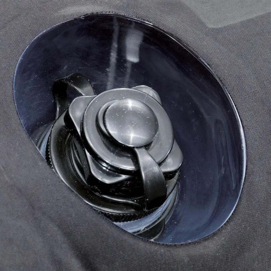Detailaufnahme des Ventils eines Luftbetts Flow 140 cm: schwarzer runder Verschluss mit zentraler Kappe, umlaufender Struktur aus Kunststoff und dunklem Bettstoff