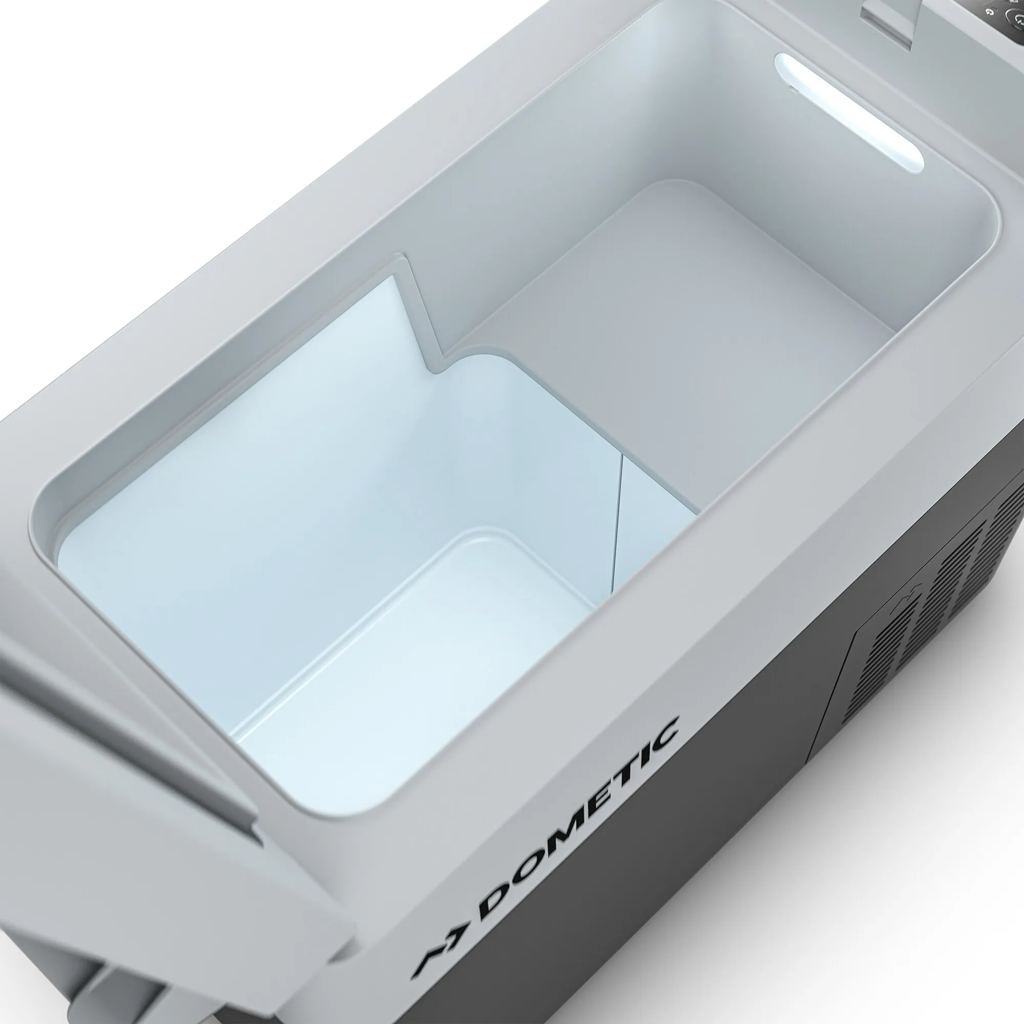 Geöffnete graue DOMETIC CFF Kompressor-Kühlbox mit beleuchtetem 21-Liter-Innenraum und herausnehmbarem Trennfach