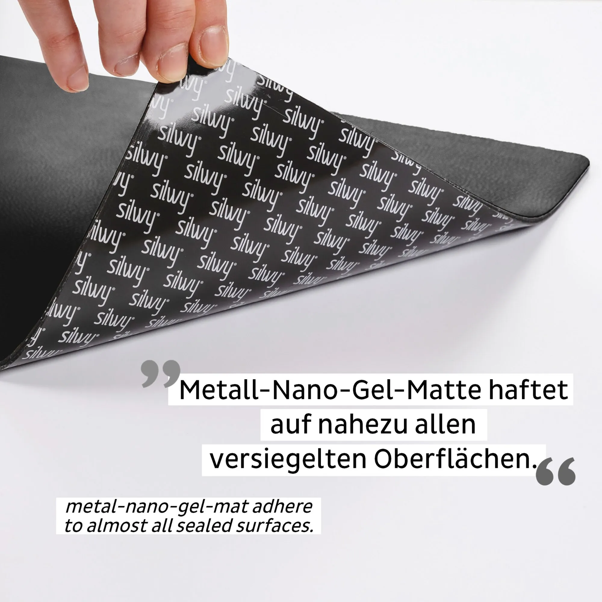 Metall-Nano-Gel-Matte in Schwarz, von einer Hand an einer Ecke angehoben, mit weißen silwy-Schriftzügen bedruckt