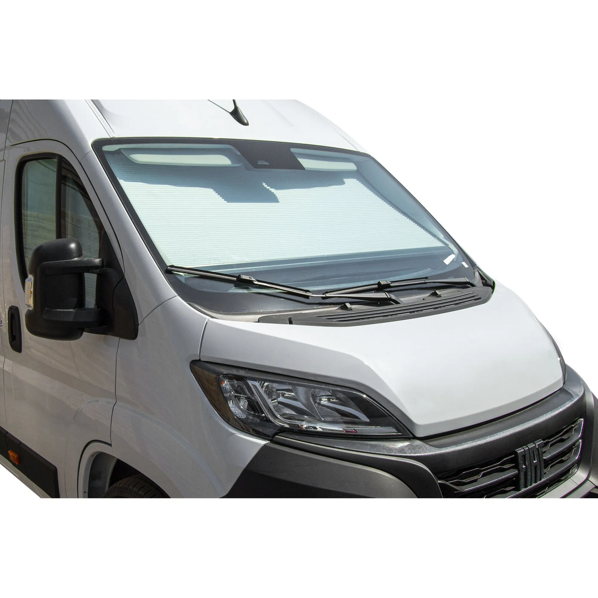 Weiße Fiat-Ducato-Frontansicht mit montierter, plissierter Frontscheibenverdunkelung darkStar ab Baujahr 2006/07