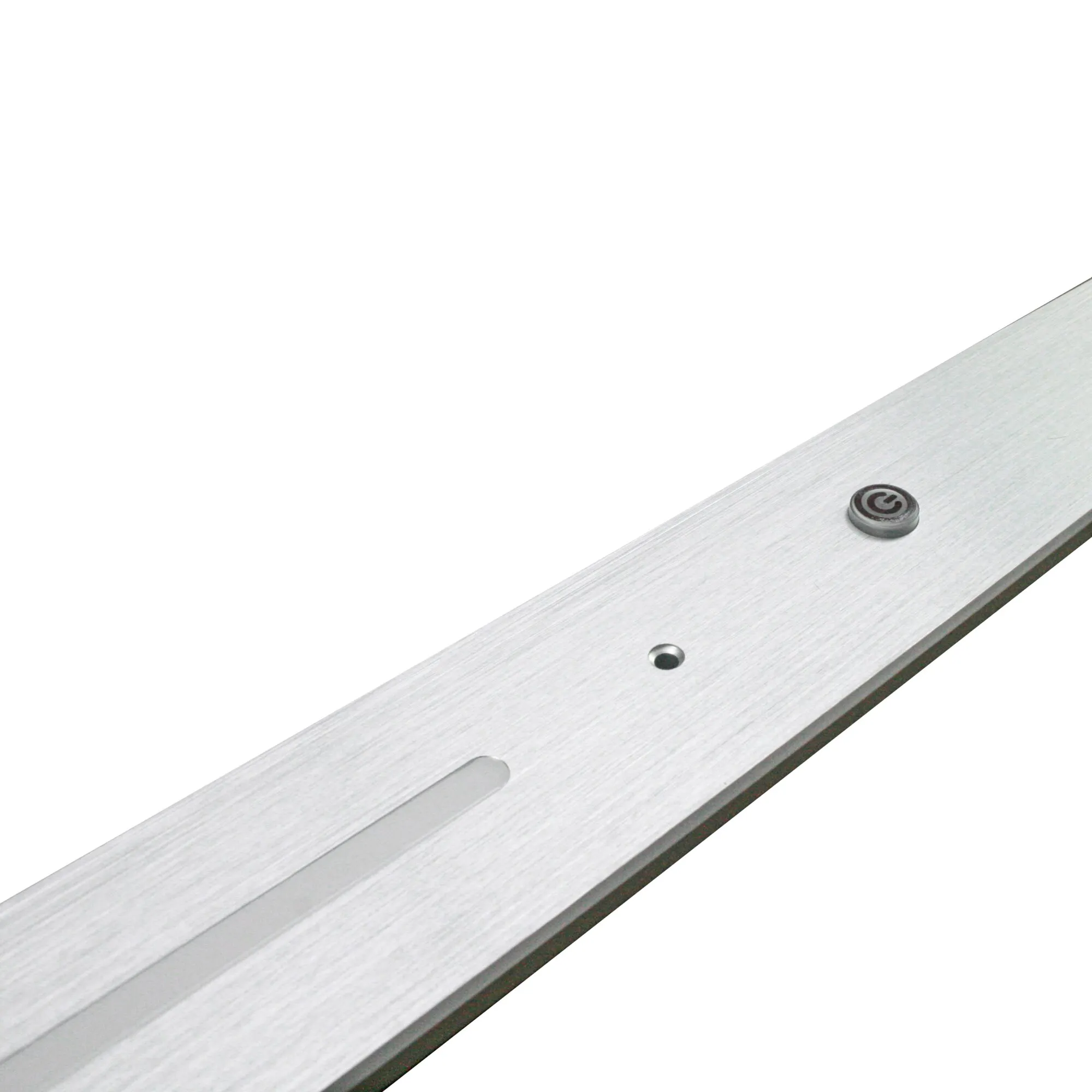 Silberne LED-Fahrerhausbeleuchtung mit länglicher Lichtabdeckung, Ein-/Ausschalter und kleiner Öffnung in der Oberfläche