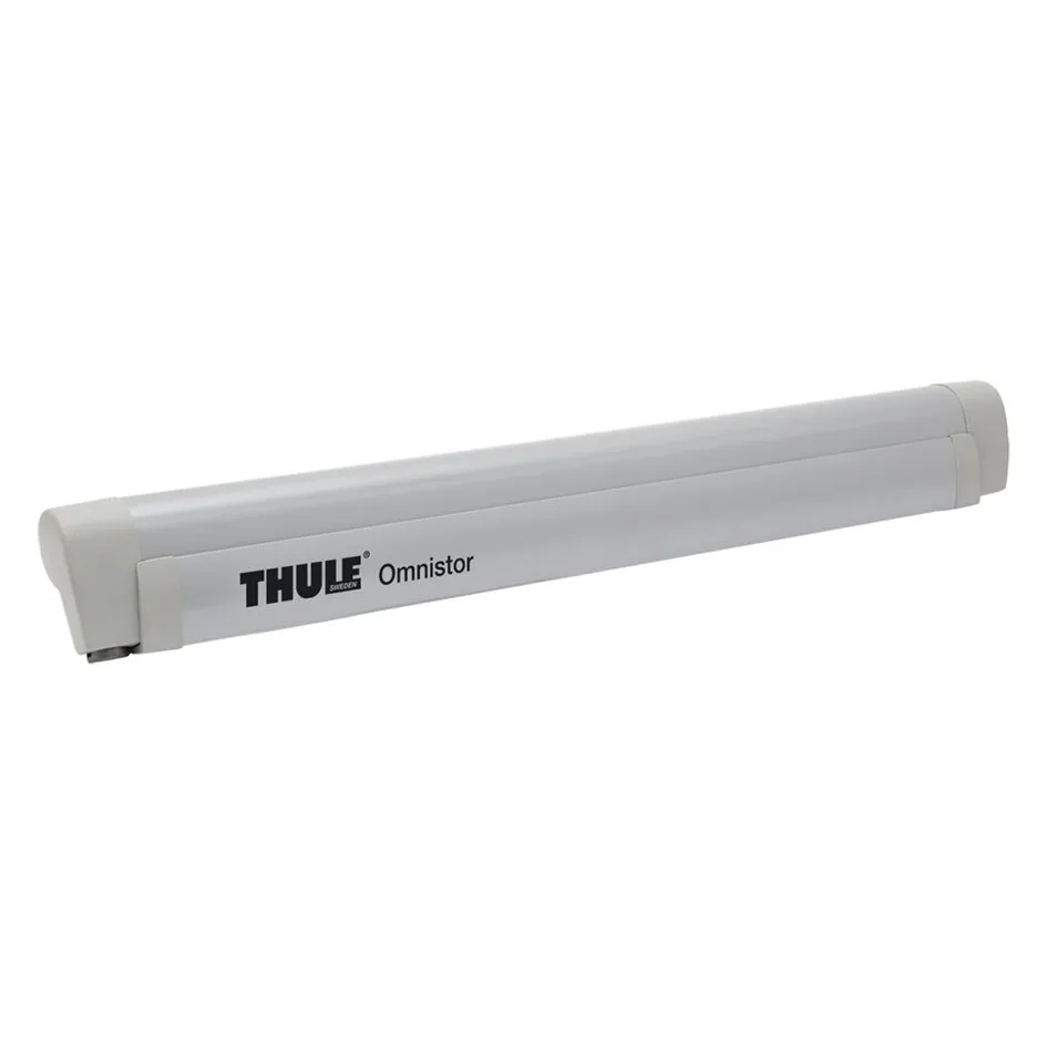 Hellgraue Markise Thule Omnistor 5102 im geschlossenen Zustand mit sichtbarem Thule-Omnistor-Logo