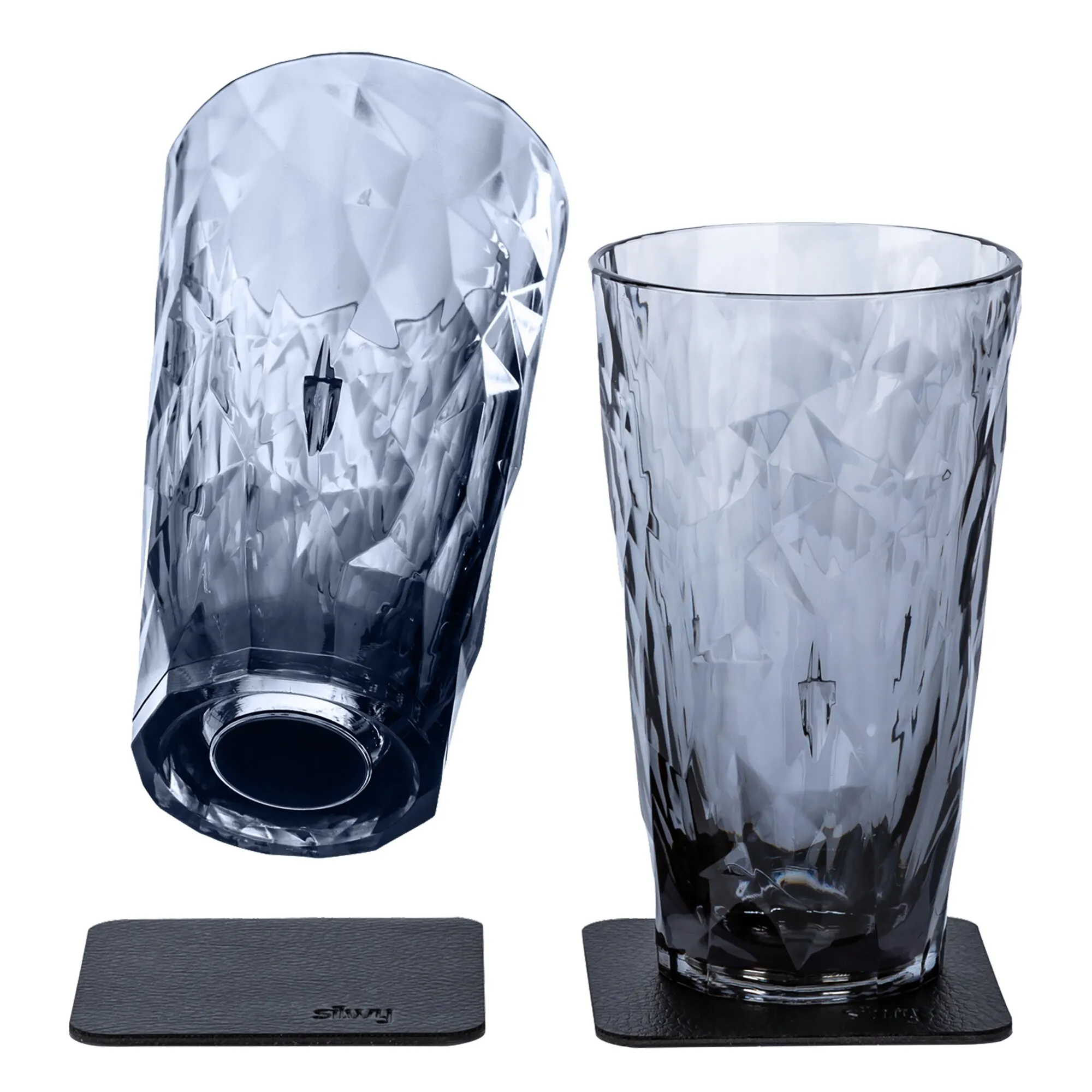 Zwei graue Longdrink-Kunststoffgläser mit facettierter Oberfläche auf schwarzen, rechteckigen Magnetuntersetzern, eines in Innenansicht