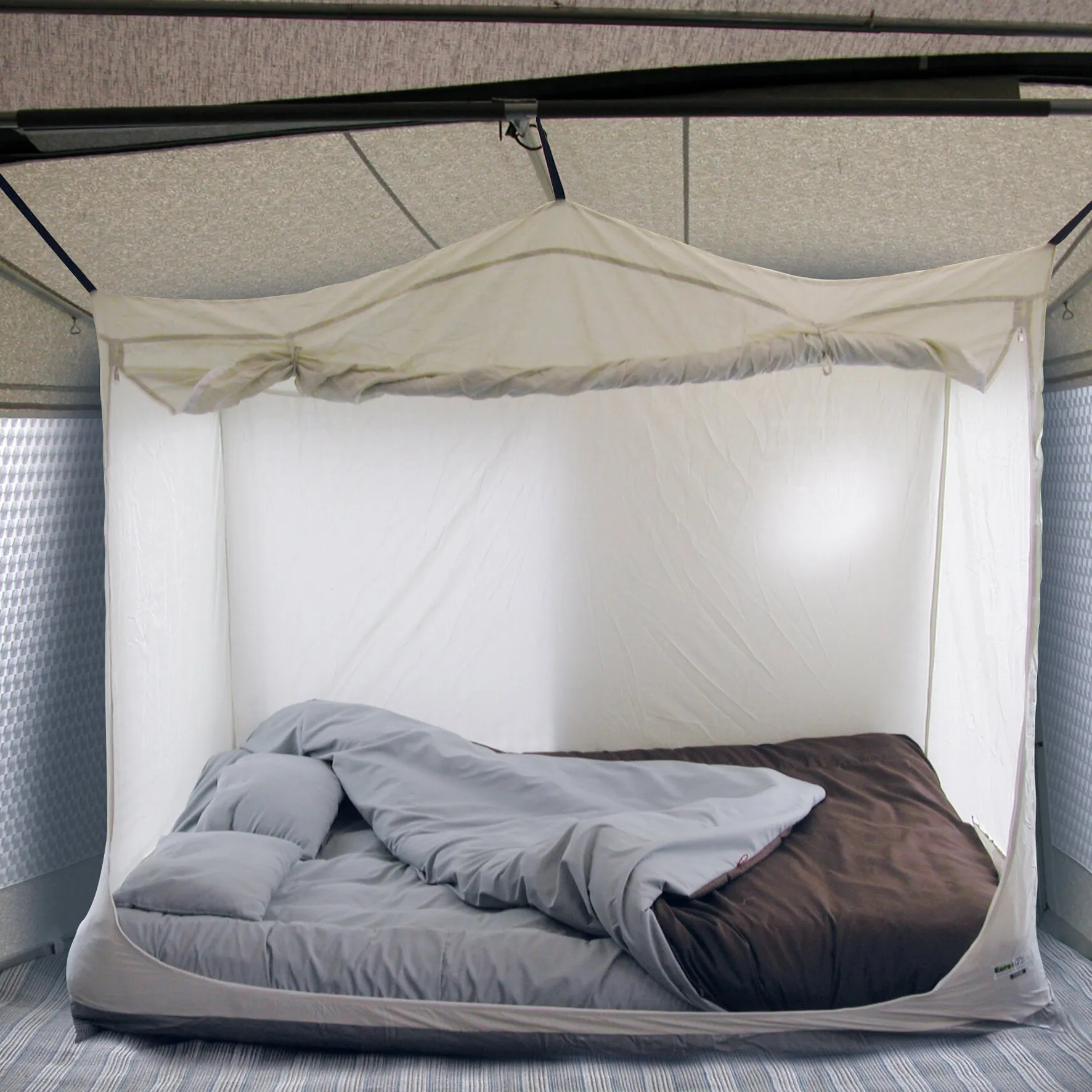 Beige Schlafkabine mit weißem Stoffinnenraum und Doppelbett, grauer Bettdecke und Kissen, 200 x 145 x 135 cm