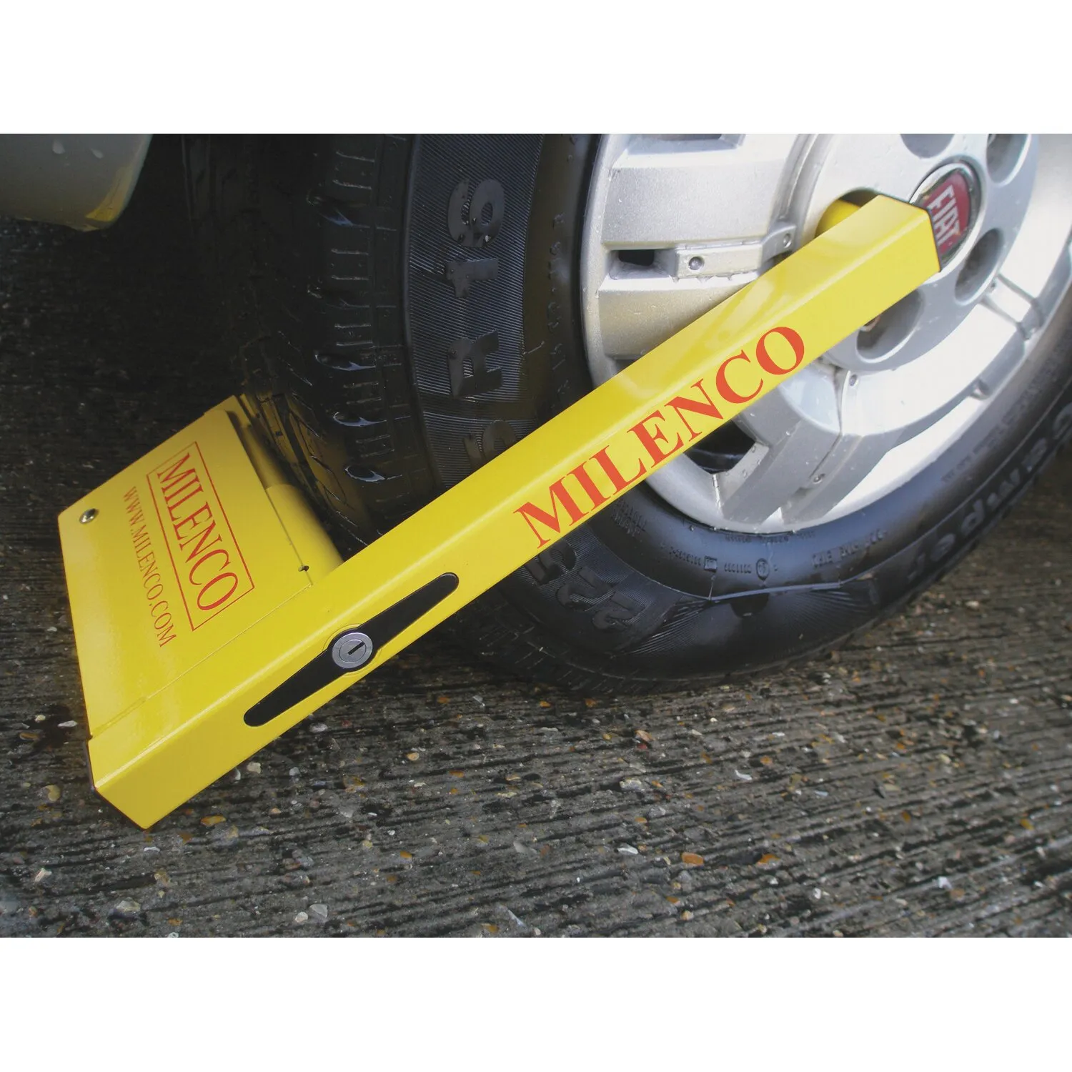 Gelbe Radkralle Compact von Milenco an einem Autoreifen mit silberner Felge befestigt