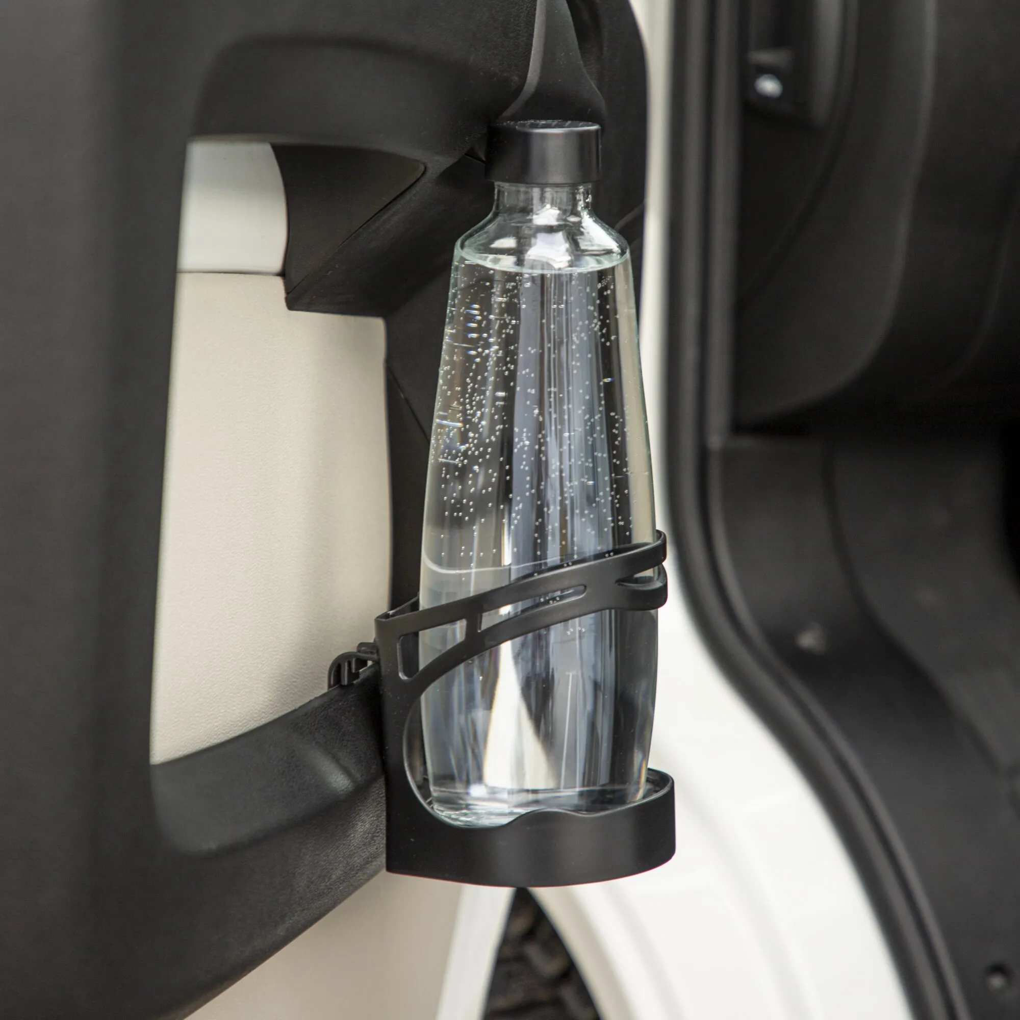 Schwarzer Getränkehalter Bottle Butler mit transparenter, verschlossener Glasflasche an einer Fahrzeugtür befestigt