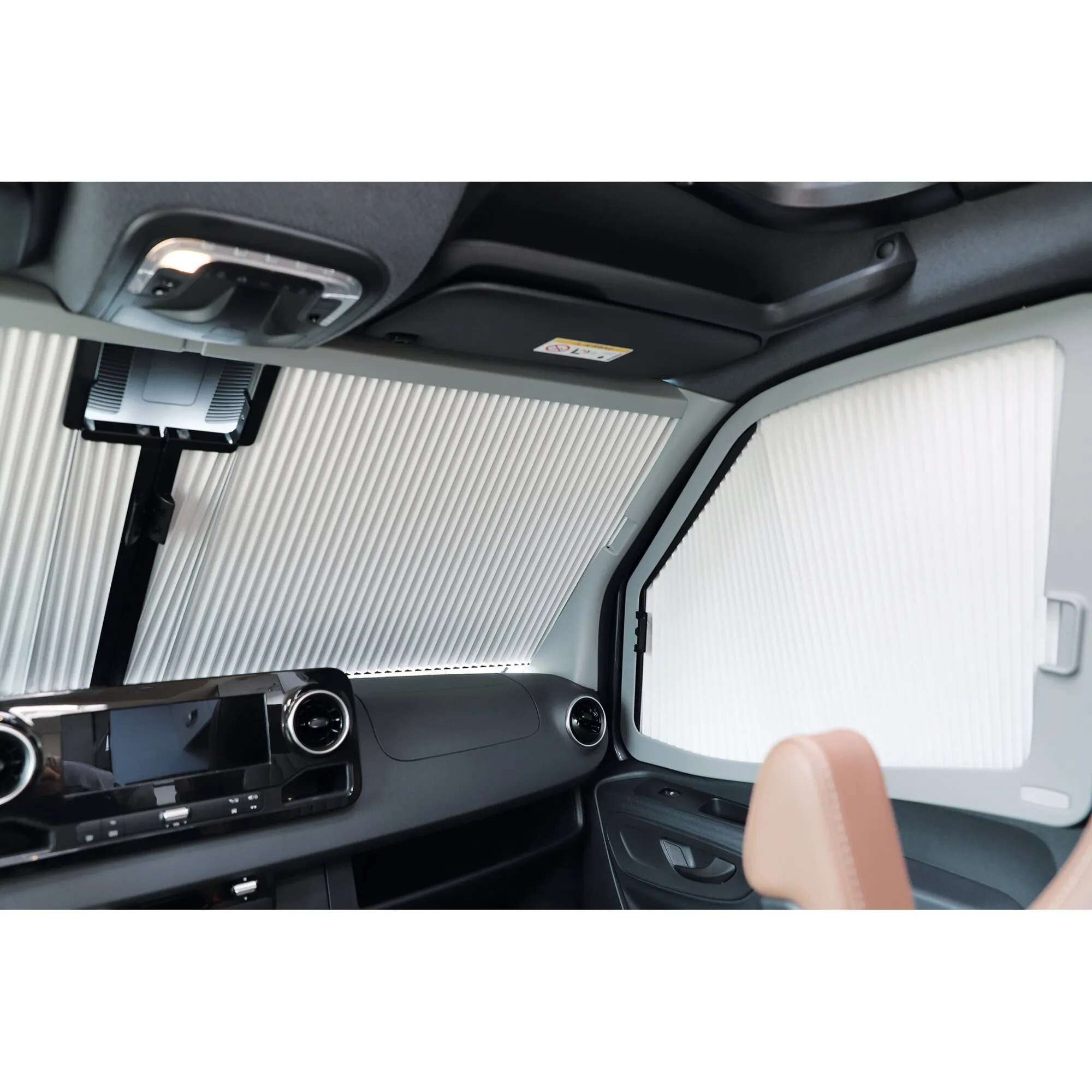 REMIfront III/IV Frontscheibenverdunkelung im Mercedes Sprinter W907/W910 mit weißen Plissees an Front- und Seitenscheiben