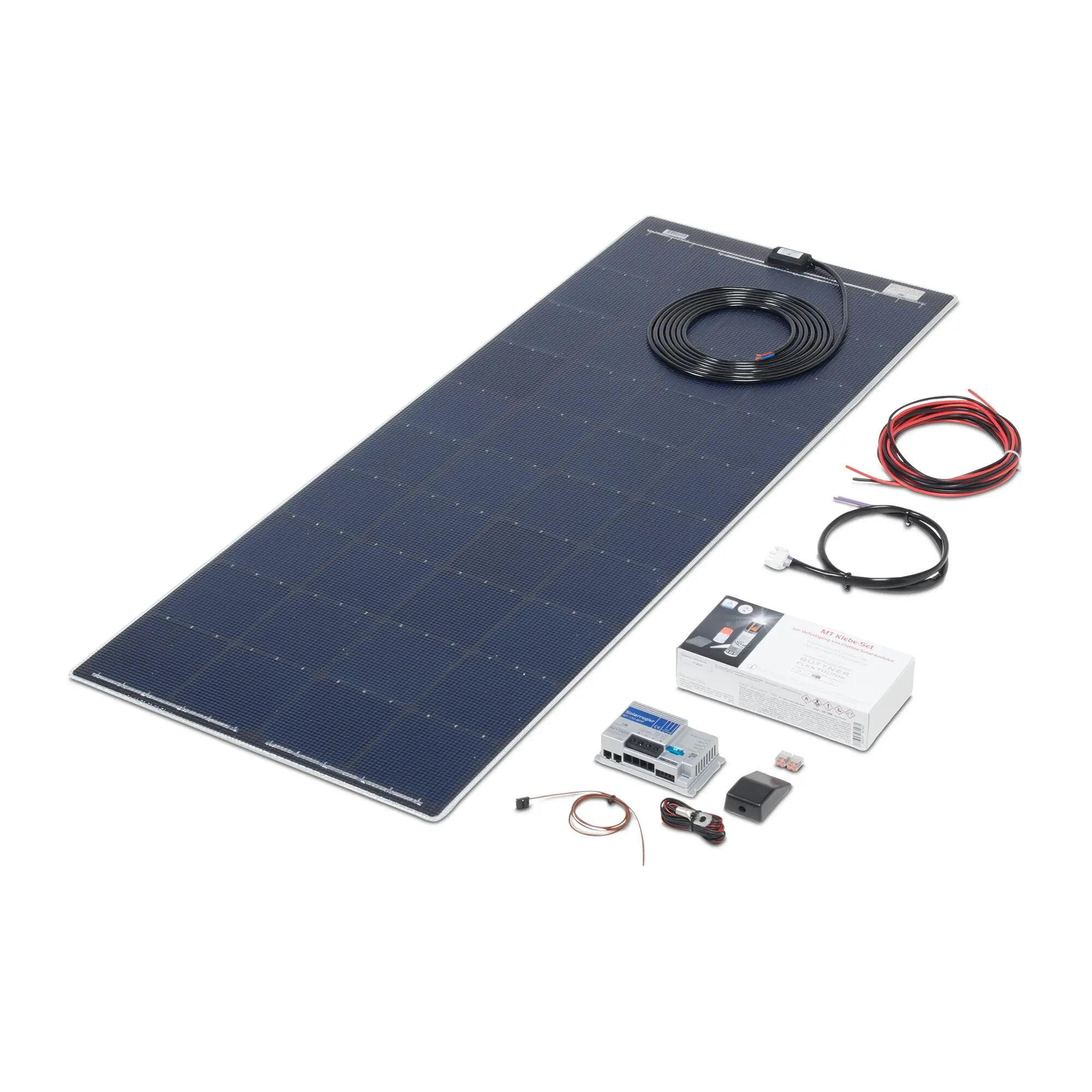 Großes blaues Solarmodul der Flat Light 150 Wp Komplettanlage mit aufgewickeltem Anschlusskabel und Zubehör