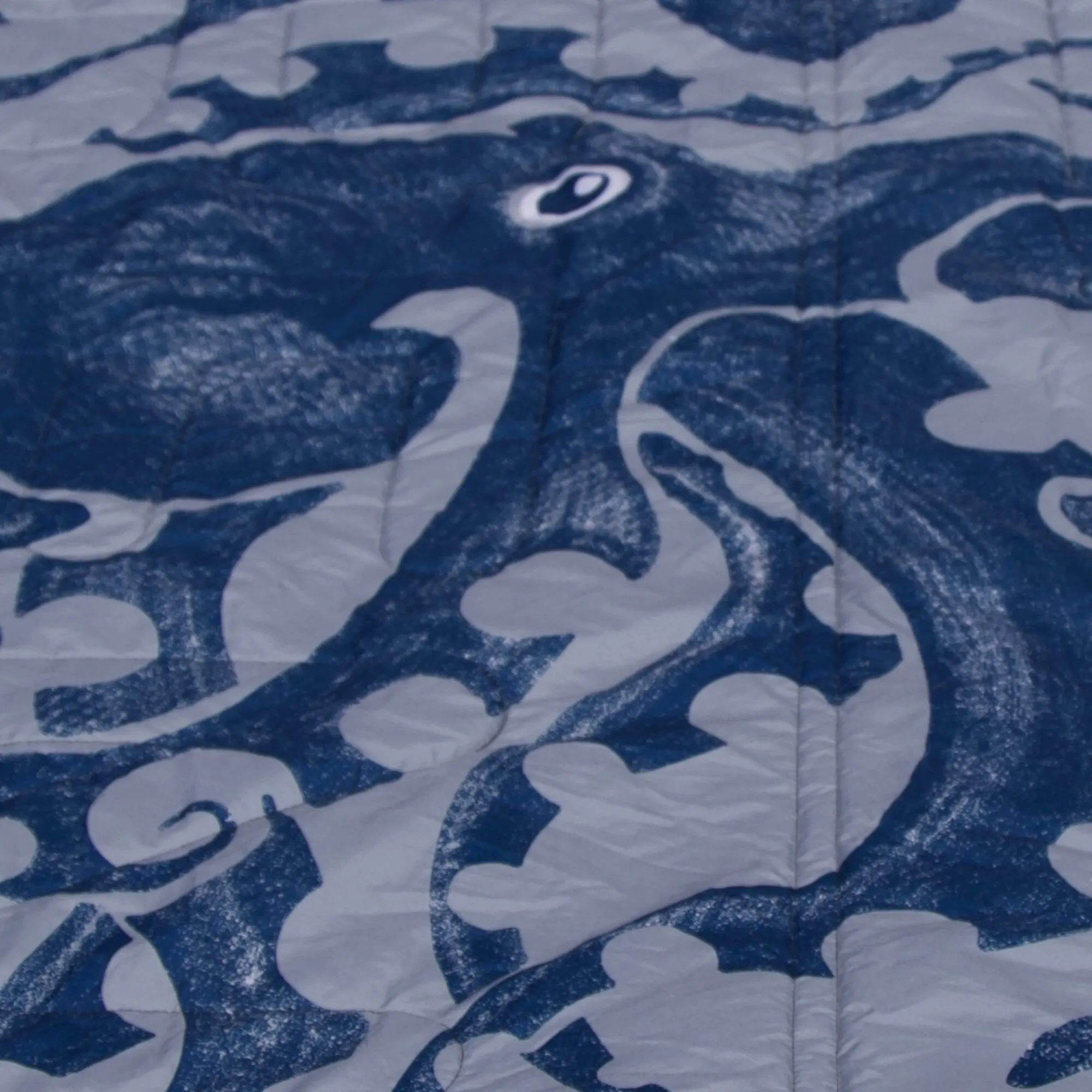 Nahaufnahme eines blau-weißen quiltartigen Schlafsackbezugs mit abstraktem Muster, das an Meer und Tentakel erinnert, New Zealand Octopus print