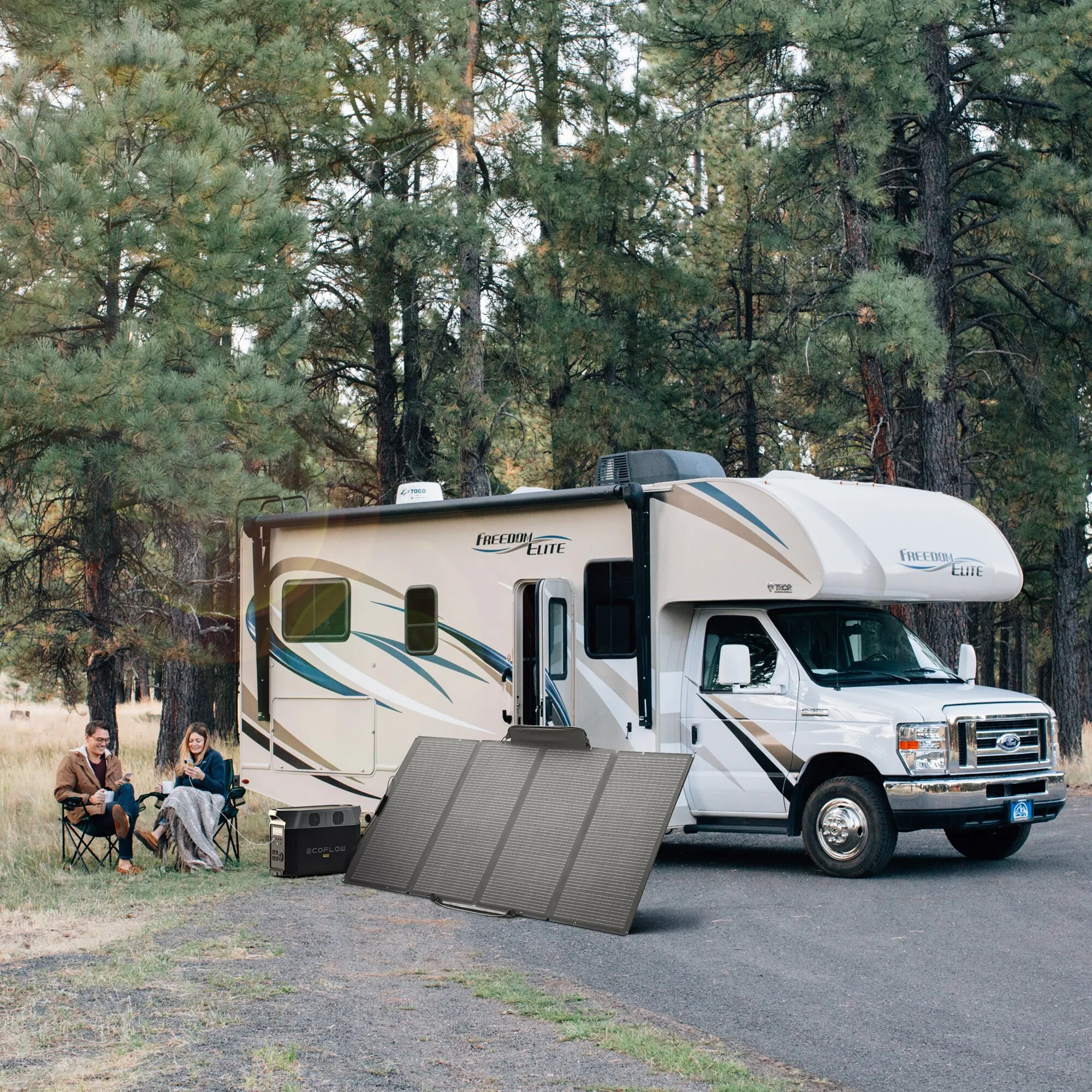 Faltbares 400-Wp-Solarmodul mit schwarzen Paneelen vor einem Wohnmobil, daneben eine EcoFlow-Powerstation im Wald