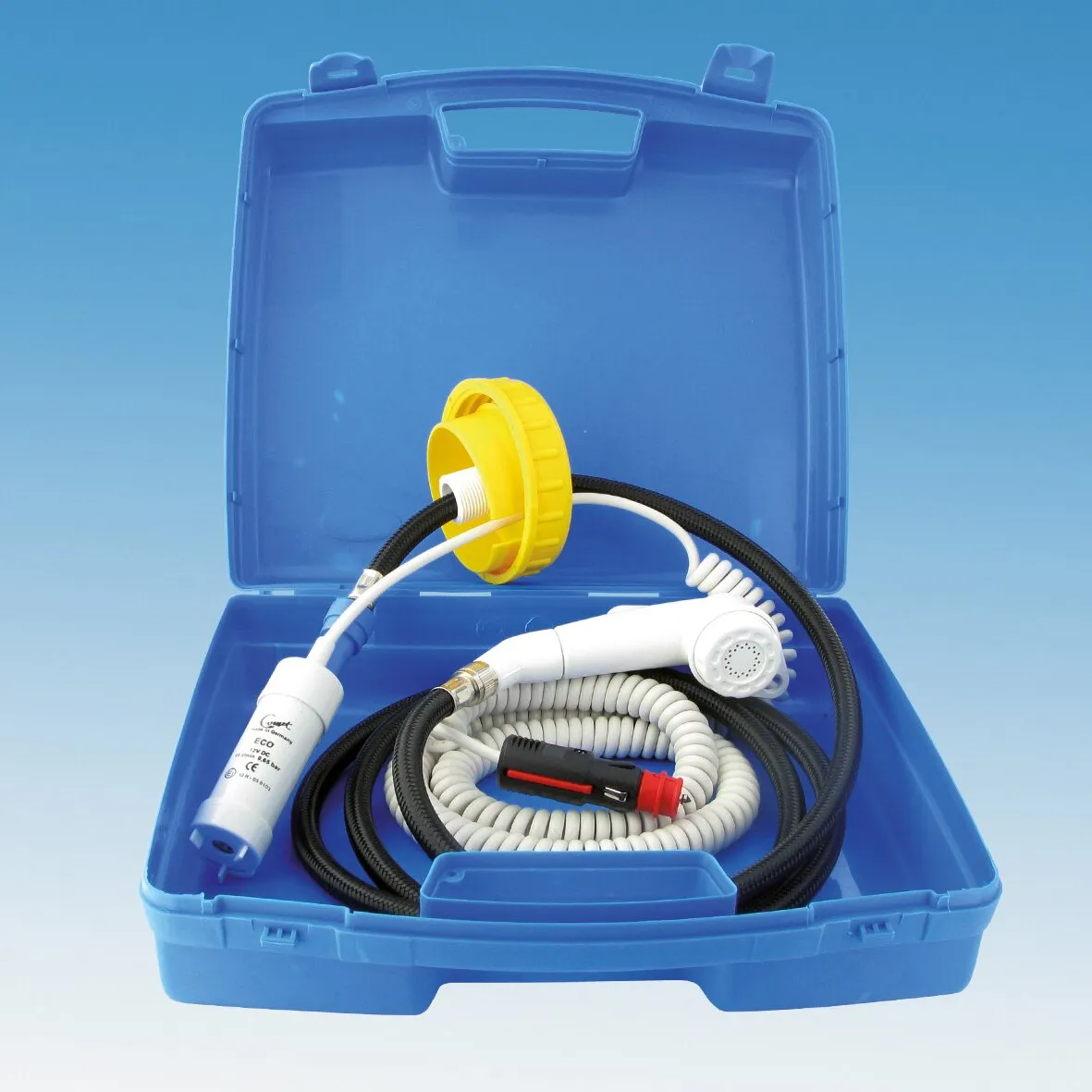 Mobildusche-Set mit weißer Handbrause, Spiralschläuchen, Pumpe und Anschlüssen im geöffneten blauen Kunststoffkoffer