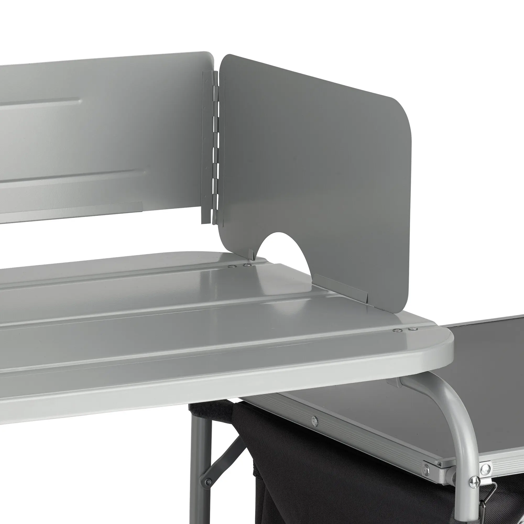Nahaufnahme eines grauen Campingküche Cooking Stand mit seitlichem Windschutz, sichtbaren Scharnieren und Schrauben am Sockel