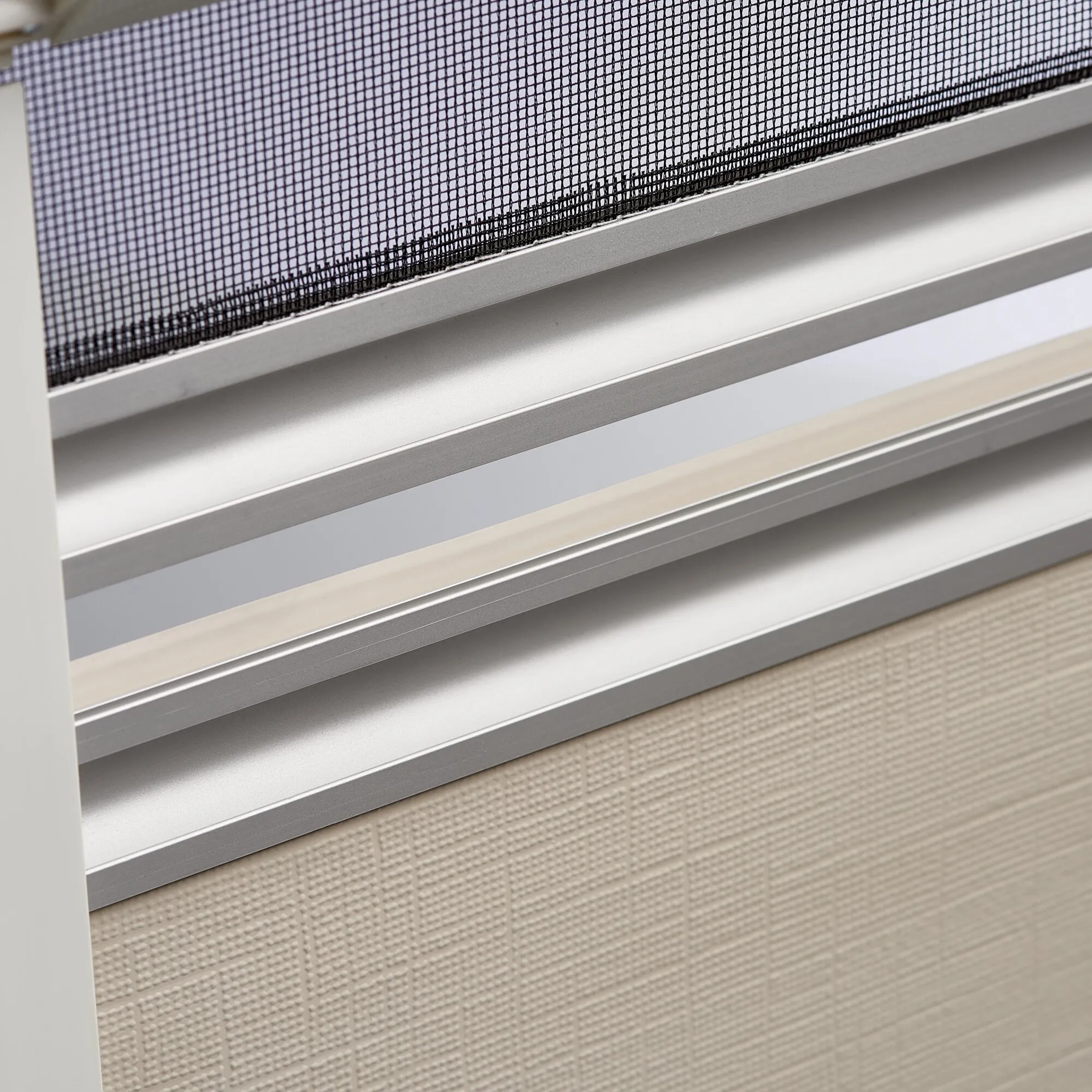 Detailaufnahme des Dometic-Rollosystems DB1R mit schwarzem Insektenschutzgitter und silbernen Führungsschienen