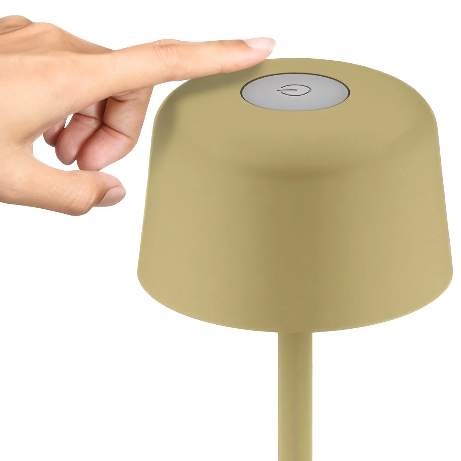Beige LED-Tischleuchte mit rundem silbernem Bedienfeld auf dem Lampenkopf; eine Hand drückt den Ein-Aus-Knopf, Hintergrund weiß