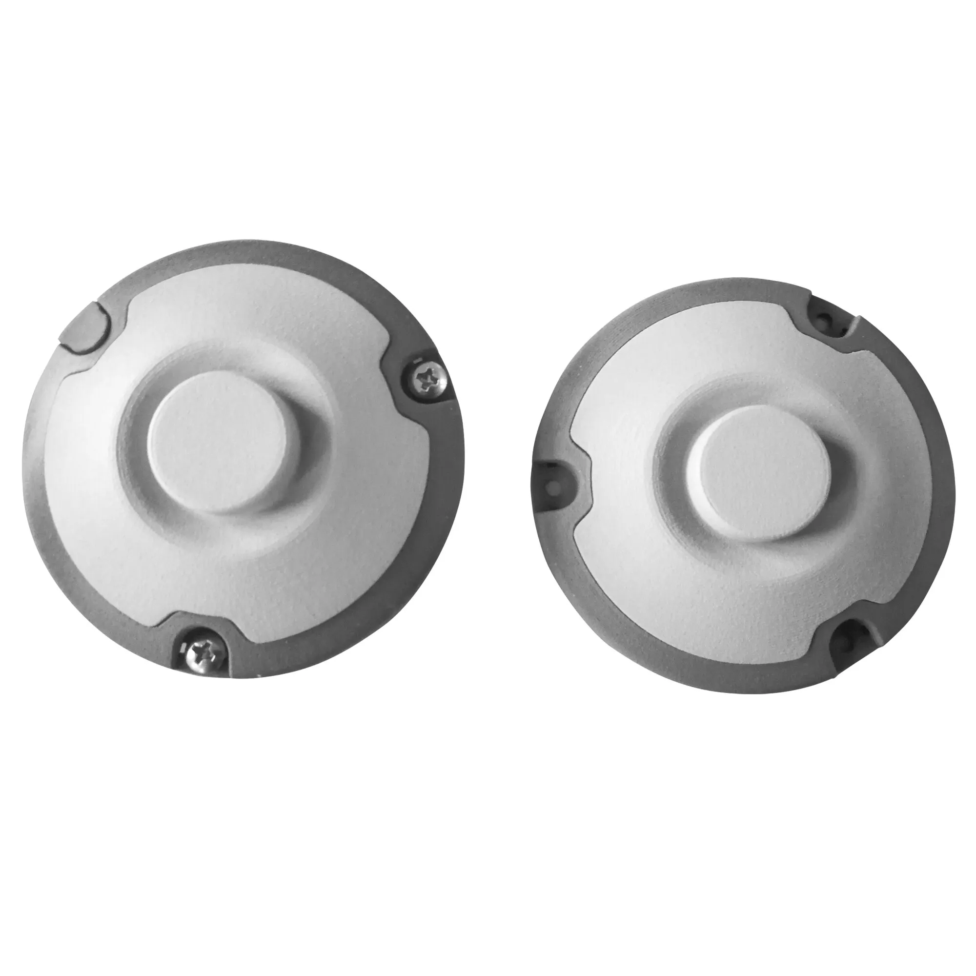 Zwei runde, flache Türfeststeller mit Magnet, silberfarbener Metallfläche, dunklem Rand und sichtbaren Befestigungsschrauben