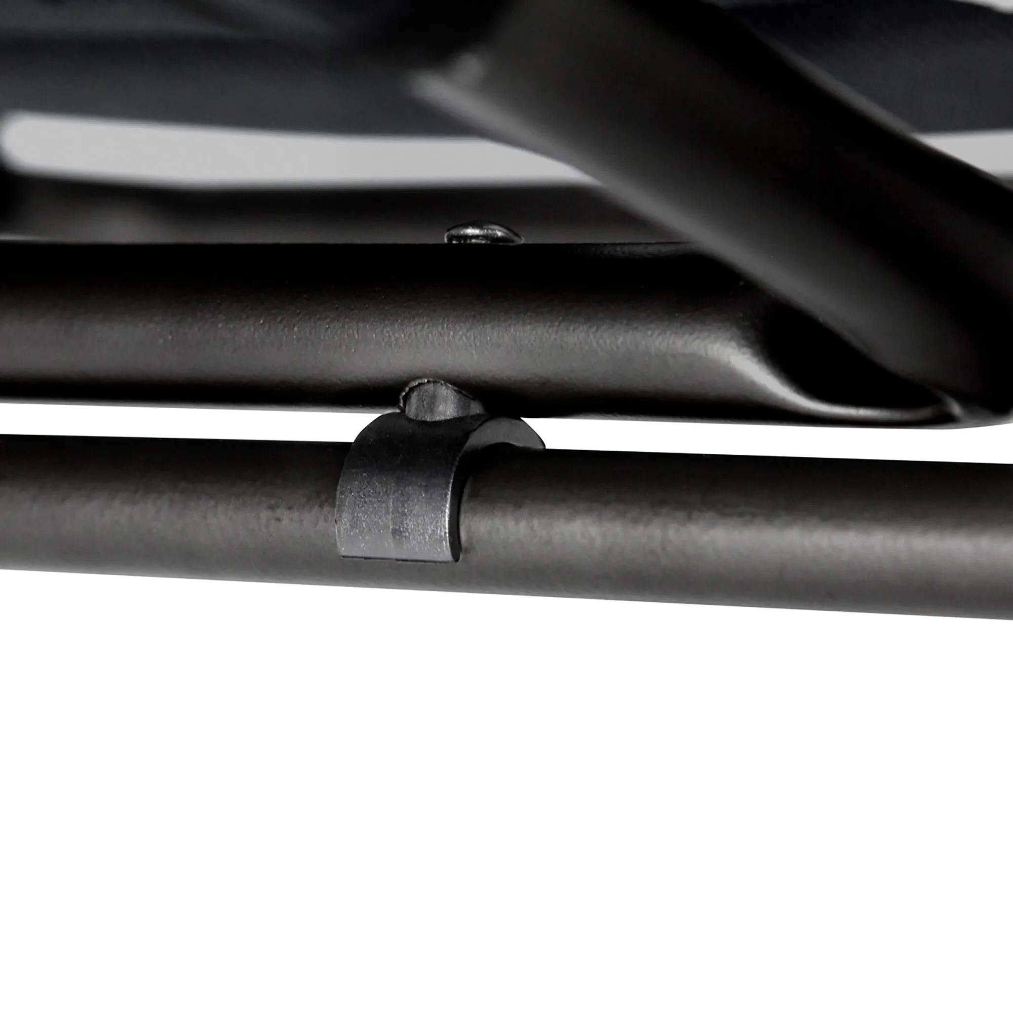 Detailaufnahme der schwarzen Aravel Universal Fußauflage mit sichtbarer Befestigung und klappbarem Auflageelement