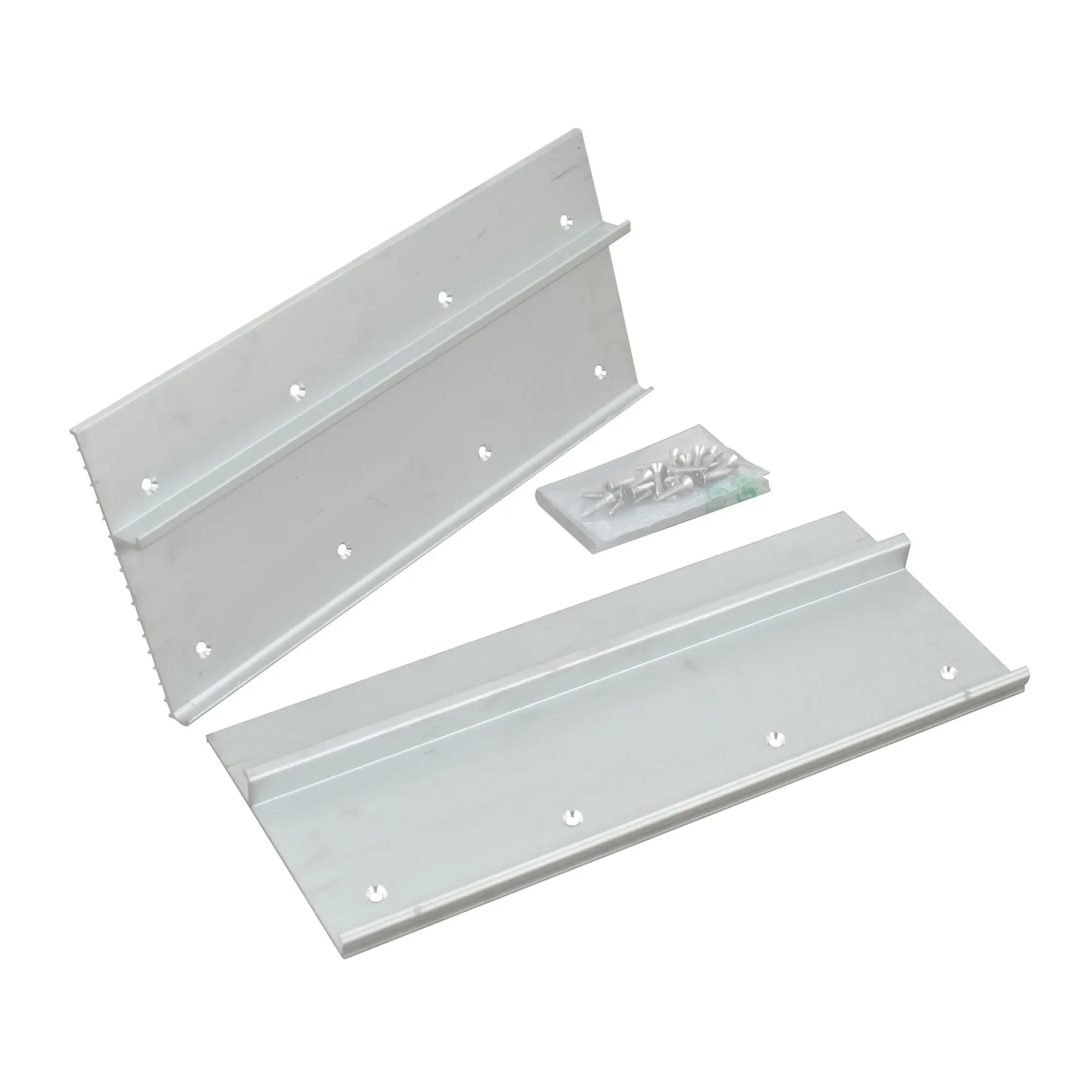 Verzinkte Metallprofile mit Lochreihen und Kantenteilen plus Schrauben im Beutel, sichtbar Teil eines Fiberglass Roof Kits