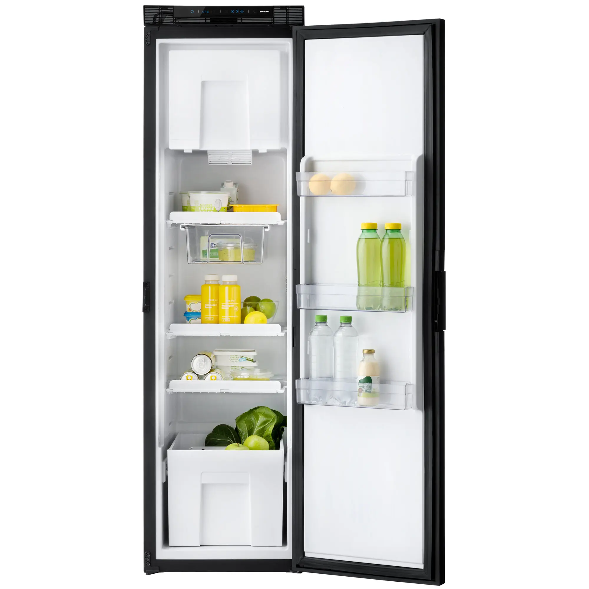 Offen stehender zweigeteilter Kühlschrank mit Gefrierfach links und Kühlraum rechts, innen sichtbare Flaschen, Joghurt, Obst und Eiswürfel