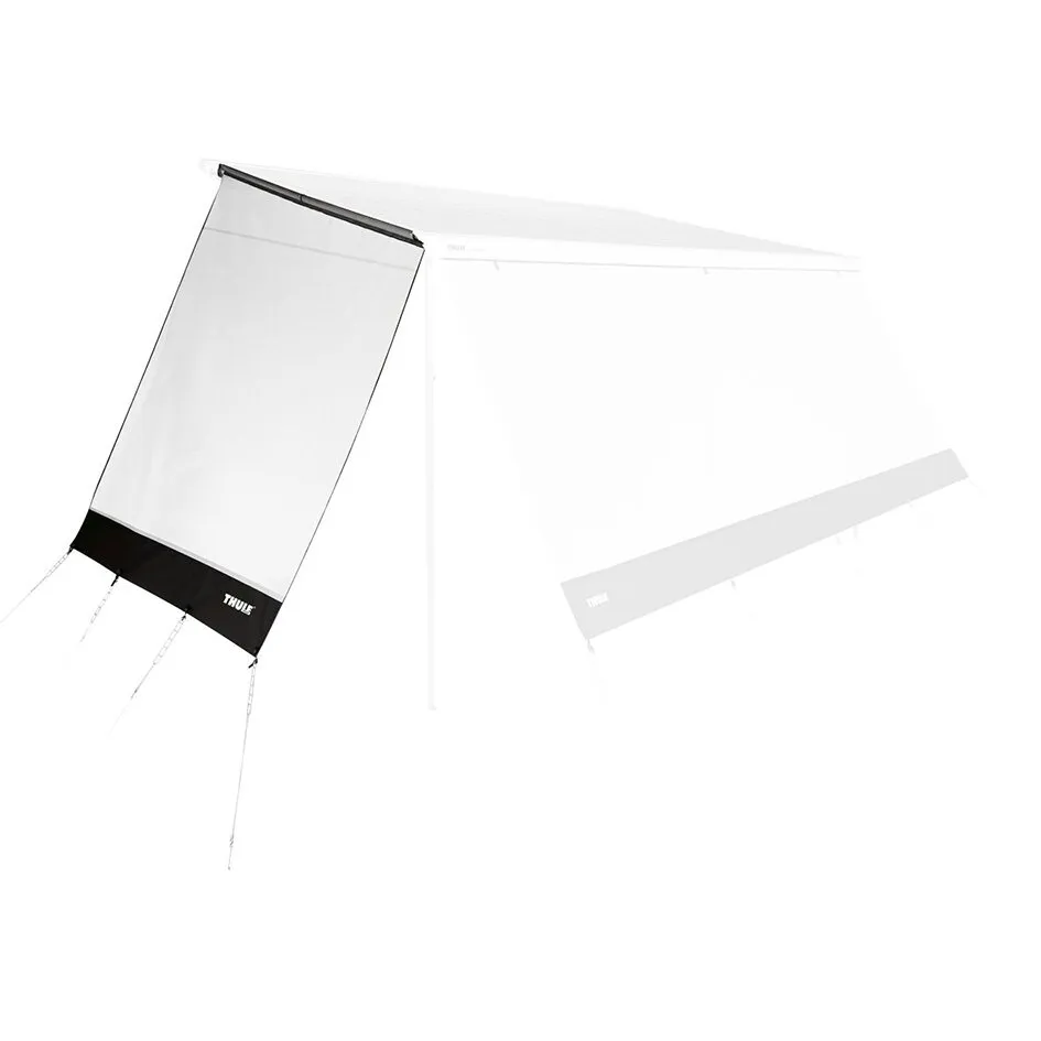 Thule Sun Blocker G2 Side 1200 als weißes seitliches Sonnenschutzsegel mit schwarzem Rand und Abspannleinen an einer Markise befestigt