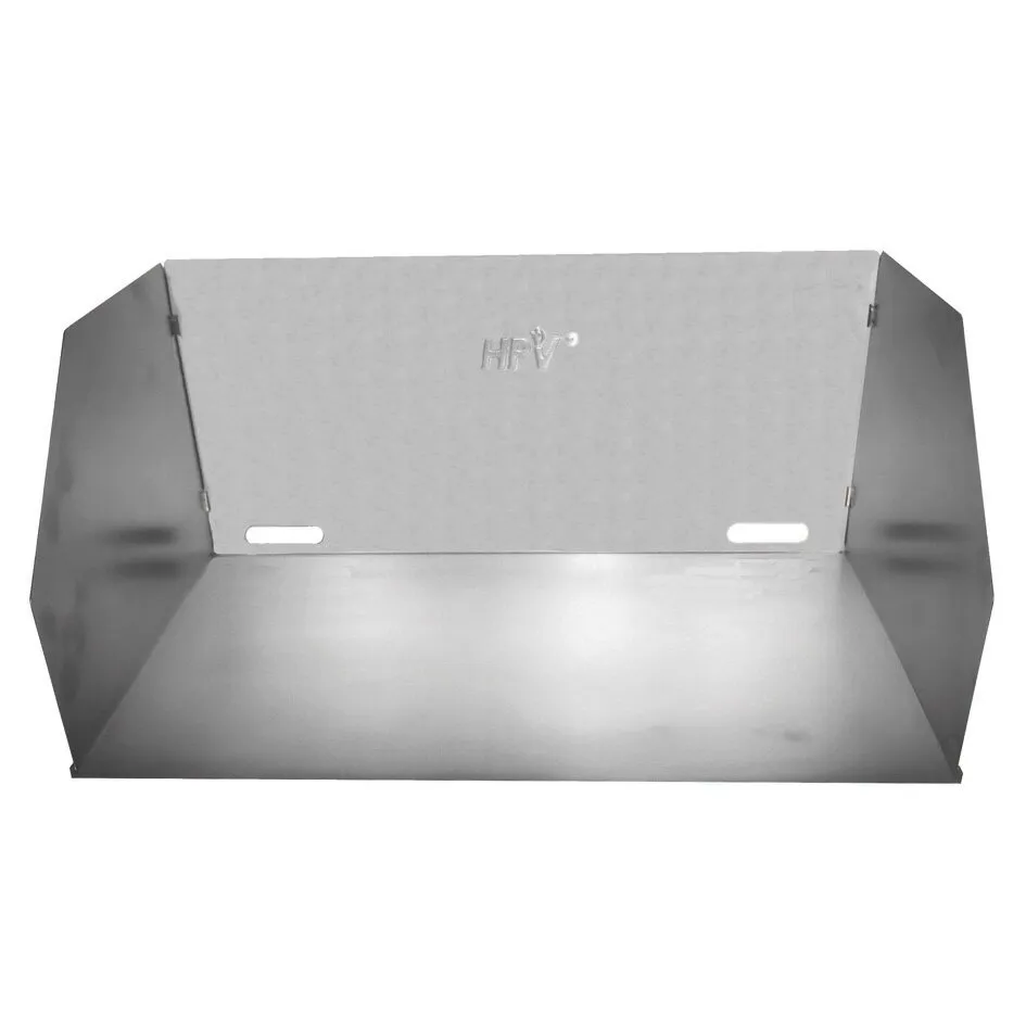 Faltbarer Windschutz für Campingkocher aus silberfarbenem Metall mit drei Schutzflächen und zwei Aussparungen, 55 cm breit