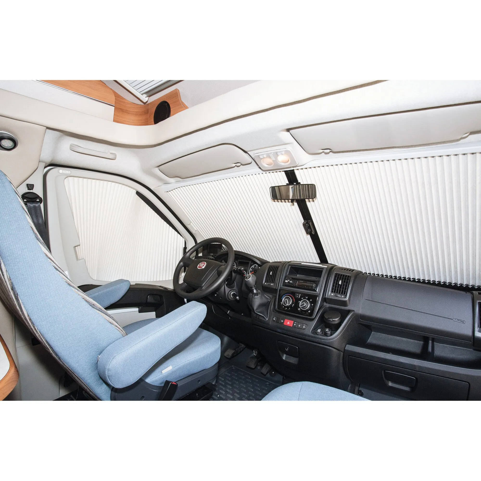 Innenansicht eines Fiat Ducato mit grauen REMIfront-IV-Seitenteilen und plissierten Sichtschutzblenden an Seiten- und Frontscheibe