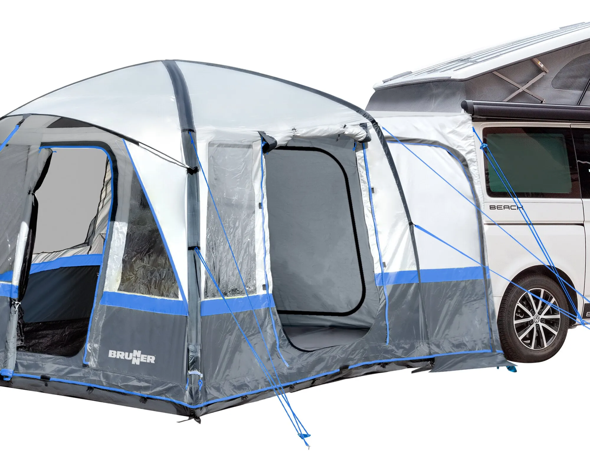 Graues Heckklappenzelt Indipendence von Brunner mit blauen Details, Fenstern und Eingang an einem weißen Campingbus befestigt